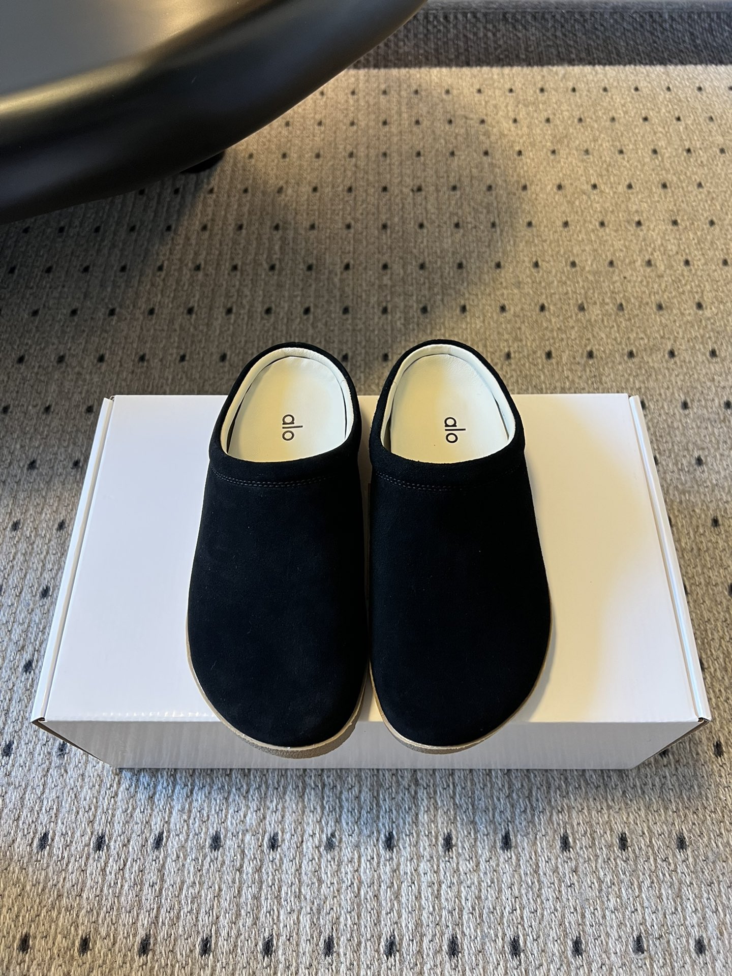 alo25ss 新品休闲单鞋简约即王道 散发随性慵懒感 一脚蹬设计 轻松又自在 时髦精出街 宅家都可 拿