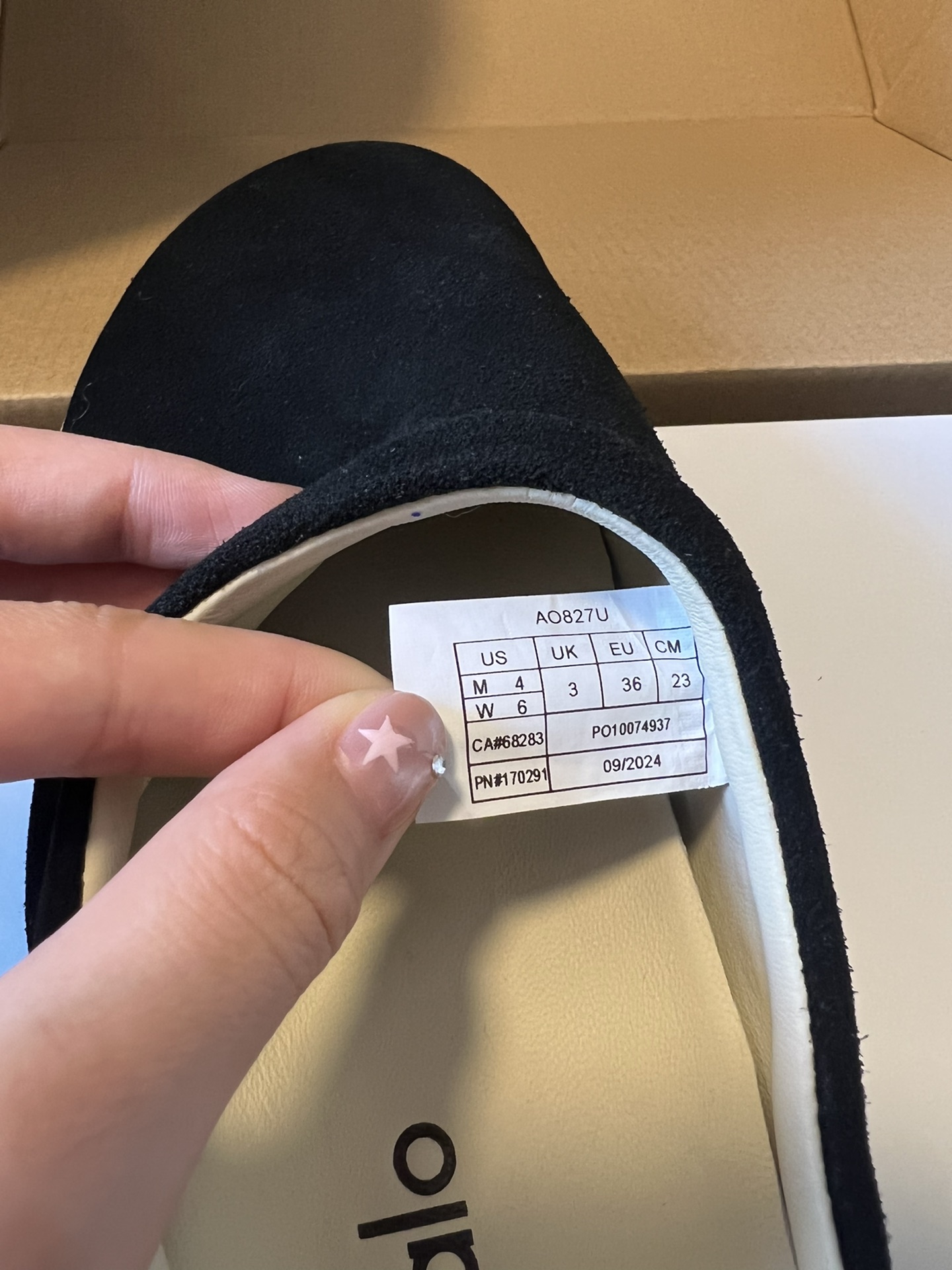 alo25ss 新品休闲单鞋简约即王道 散发随性慵懒感 一脚蹬设计 轻松又自在 时髦精出街 宅家都可 拿