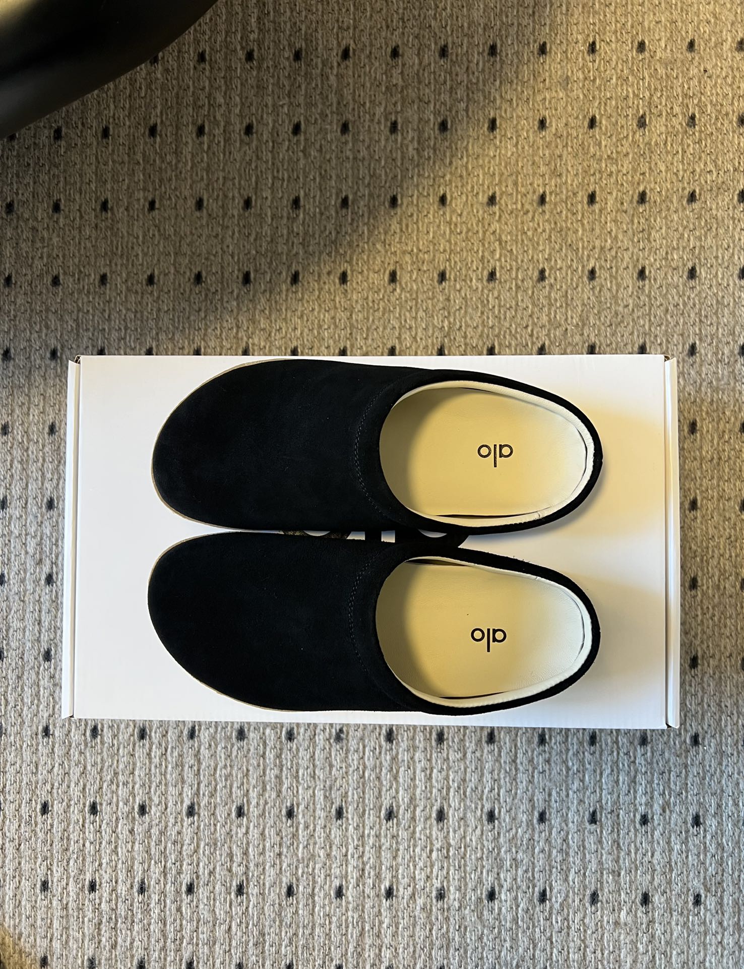 alo25ss 新品休闲单鞋简约即王道 散发随性慵懒感 一脚蹬设计 轻松又自在 时髦精出街 宅家都可 拿