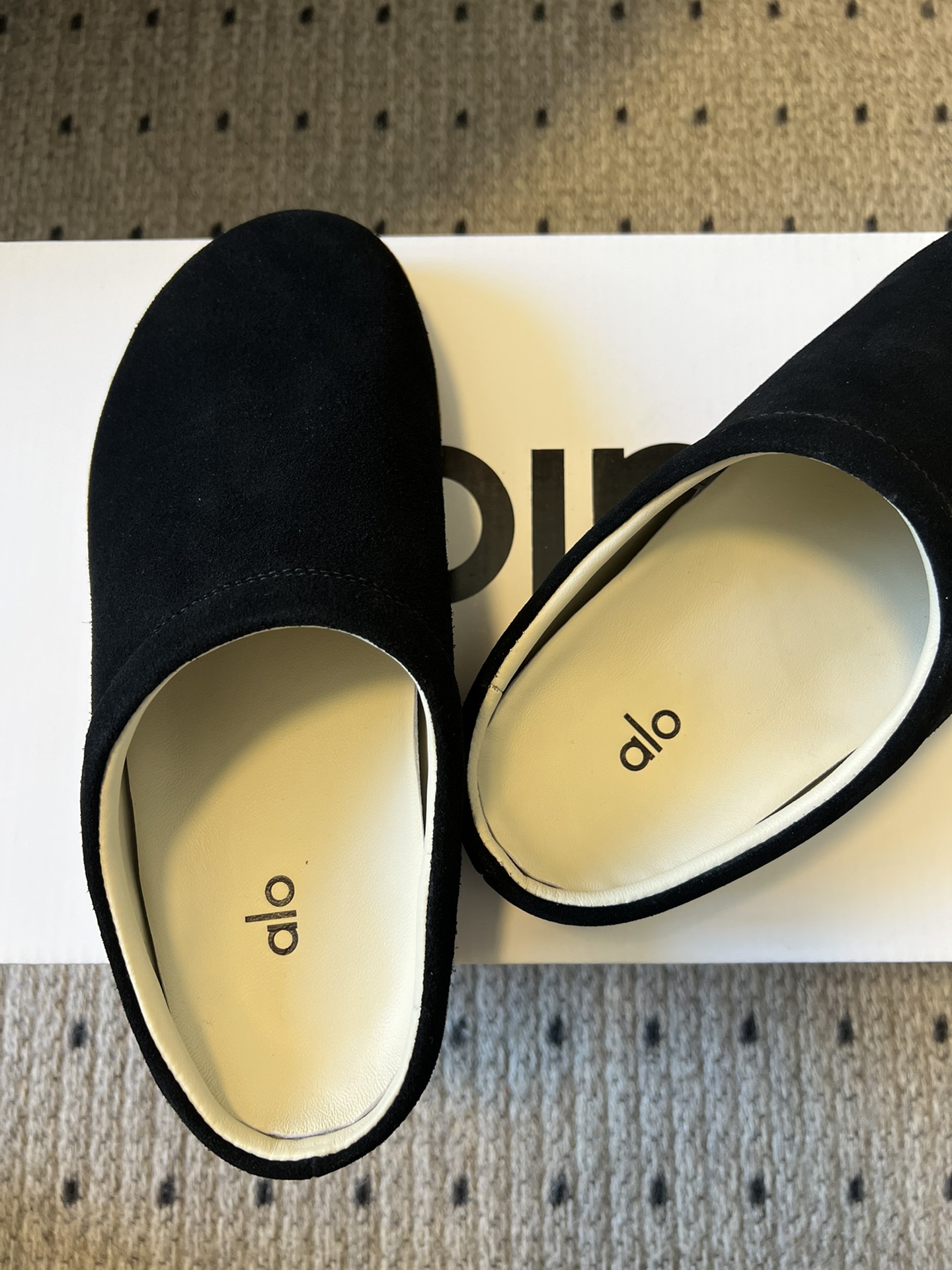 alo25ss 新品休闲单鞋简约即王道 散发随性慵懒感 一脚蹬设计 轻松又自在 时髦精出街 宅家都可 拿