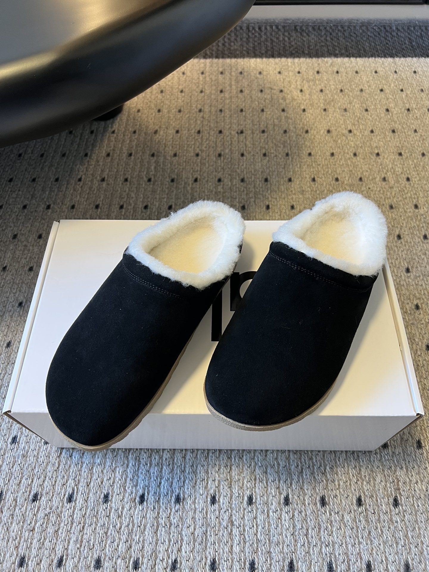 alo25ss 新品休闲单鞋简约即王道 散发随性慵懒感 一脚蹬设计 轻松又自在 时髦精出街 宅家都可 拿