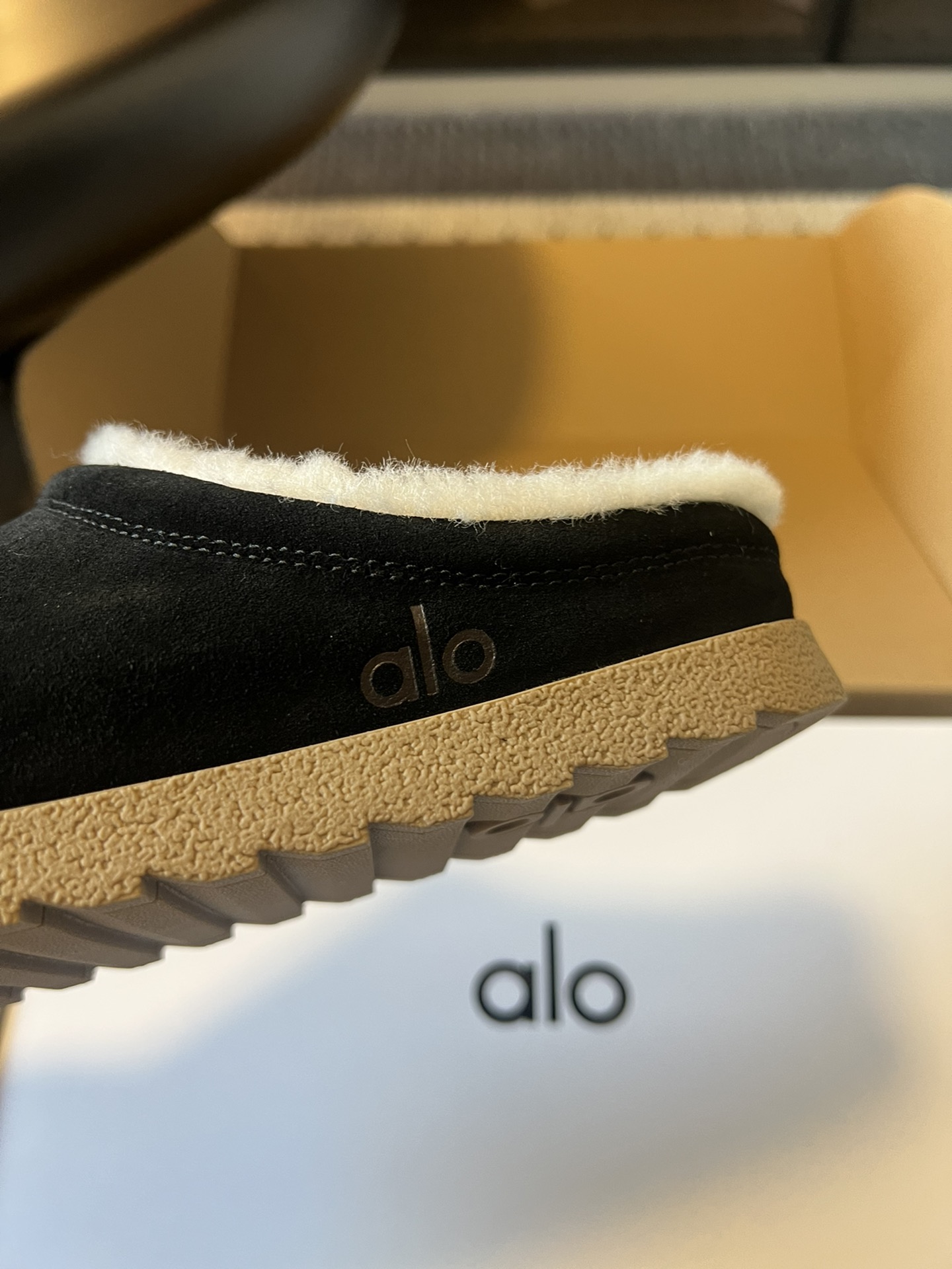 alo25ss 新品休闲单鞋简约即王道 散发随性慵懒感 一脚蹬设计 轻松又自在 时髦精出街 宅家都可 拿