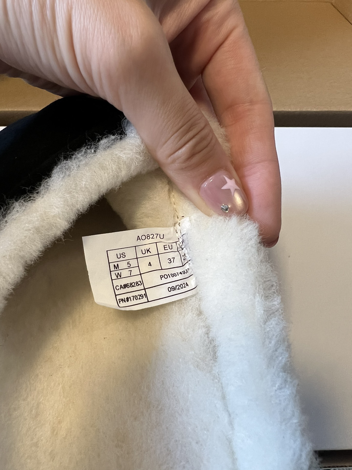 alo25ss 新品休闲单鞋简约即王道 散发随性慵懒感 一脚蹬设计 轻松又自在 时髦精出街 宅家都可 拿