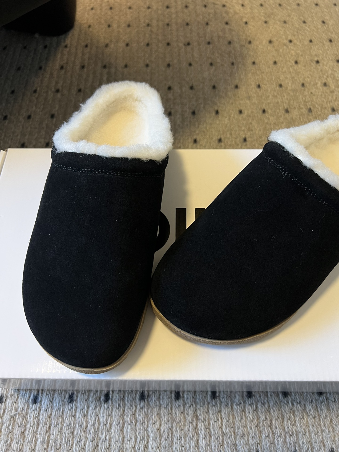 alo25ss 新品休闲单鞋简约即王道 散发随性慵懒感 一脚蹬设计 轻松又自在 时髦精出街 宅家都可 拿