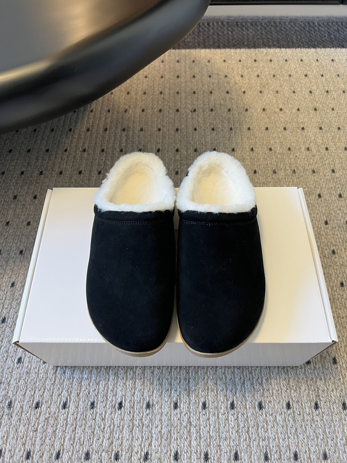 alo25ss 新品休闲单鞋简约即王道 散发随性慵懒感 一脚蹬设计 轻松又自在 时髦精出街 宅家都可 拿