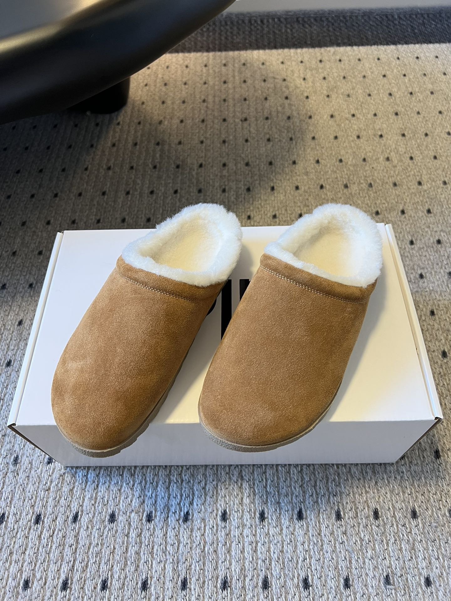 alo25ss 新品休闲单鞋简约即王道 散发随性慵懒感 一脚蹬设计 轻松又自在 时髦精出街 宅家都可 拿