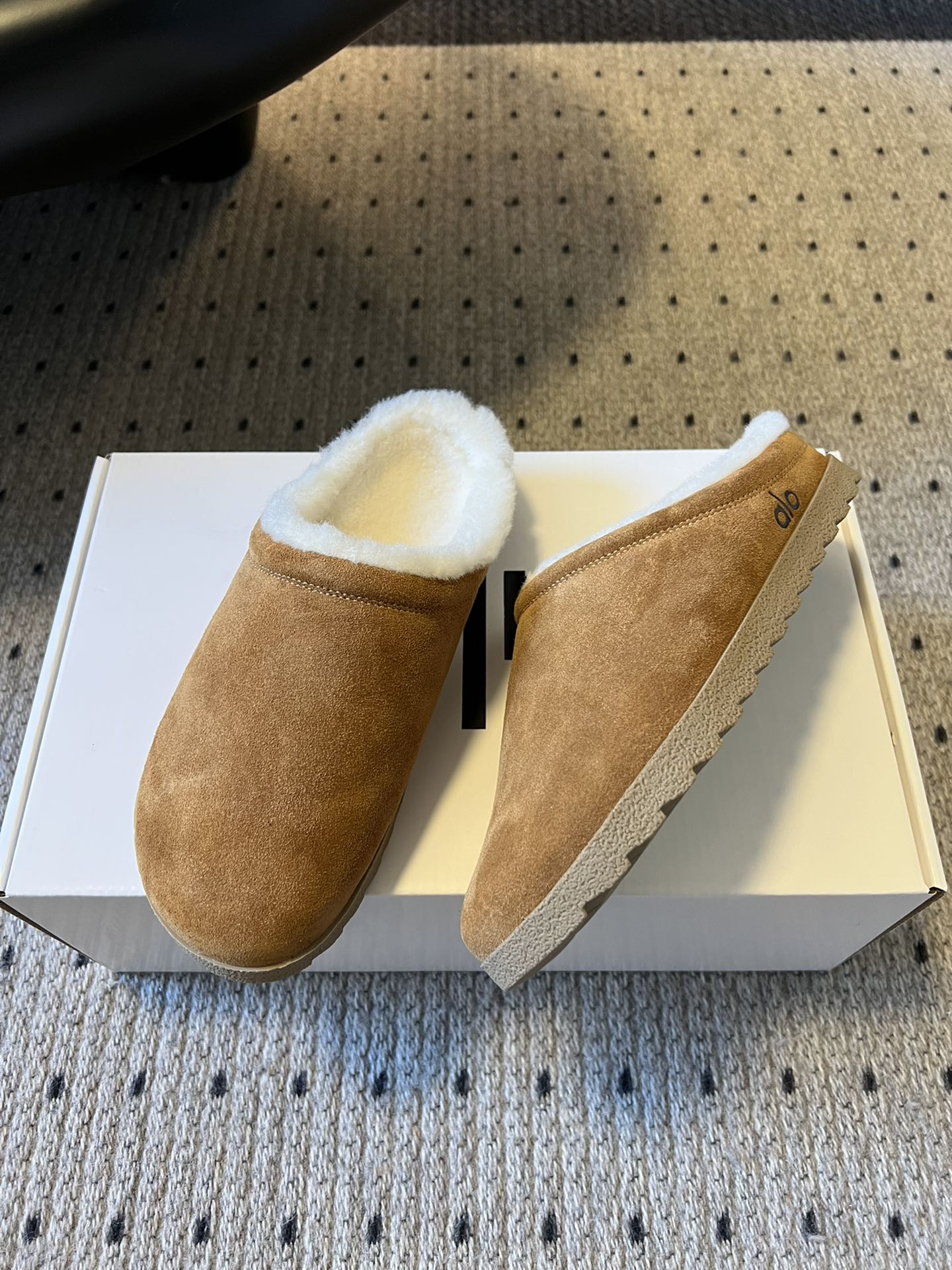 alo25ss 新品休闲单鞋简约即王道 散发随性慵懒感 一脚蹬设计 轻松又自在 时髦精出街 宅家都可 拿