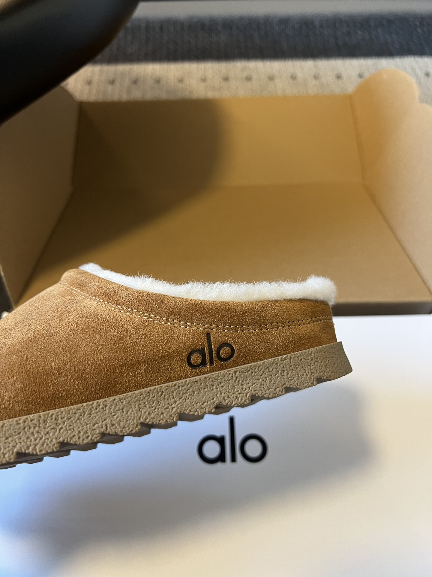 alo25ss 新品休闲单鞋简约即王道 散发随性慵懒感 一脚蹬设计 轻松又自在 时髦精出街 宅家都可 拿