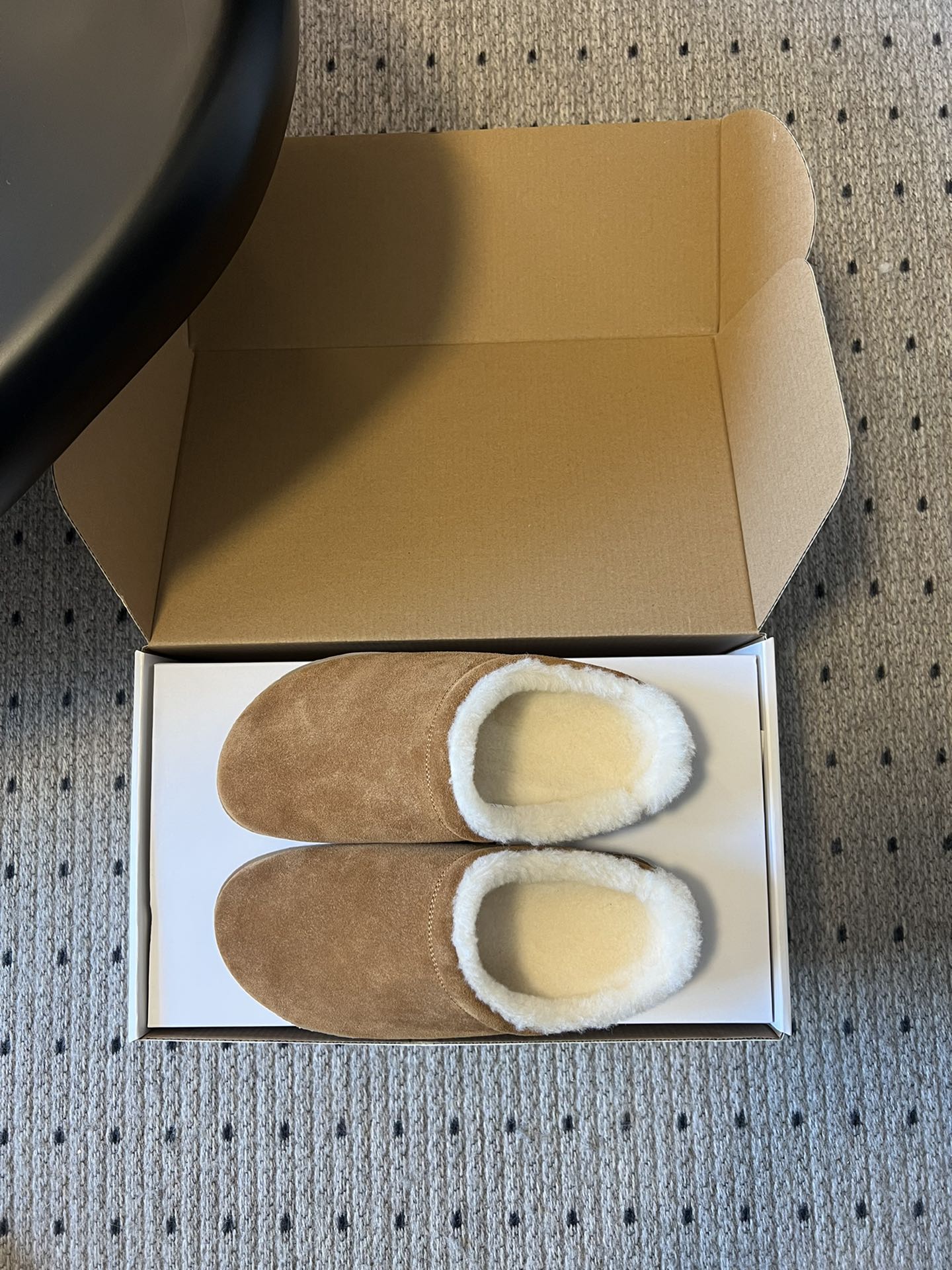 alo25ss 新品休闲单鞋简约即王道 散发随性慵懒感 一脚蹬设计 轻松又自在 时髦精出街 宅家都可 拿