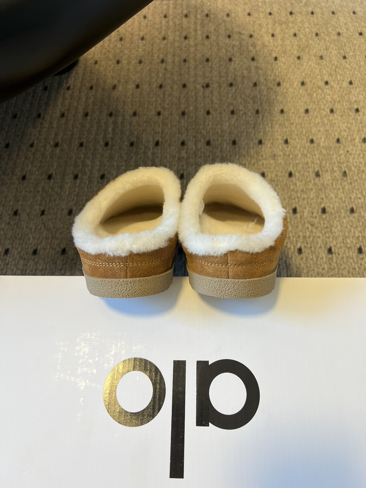 alo25ss 新品休闲单鞋简约即王道 散发随性慵懒感 一脚蹬设计 轻松又自在 时髦精出街 宅家都可 拿