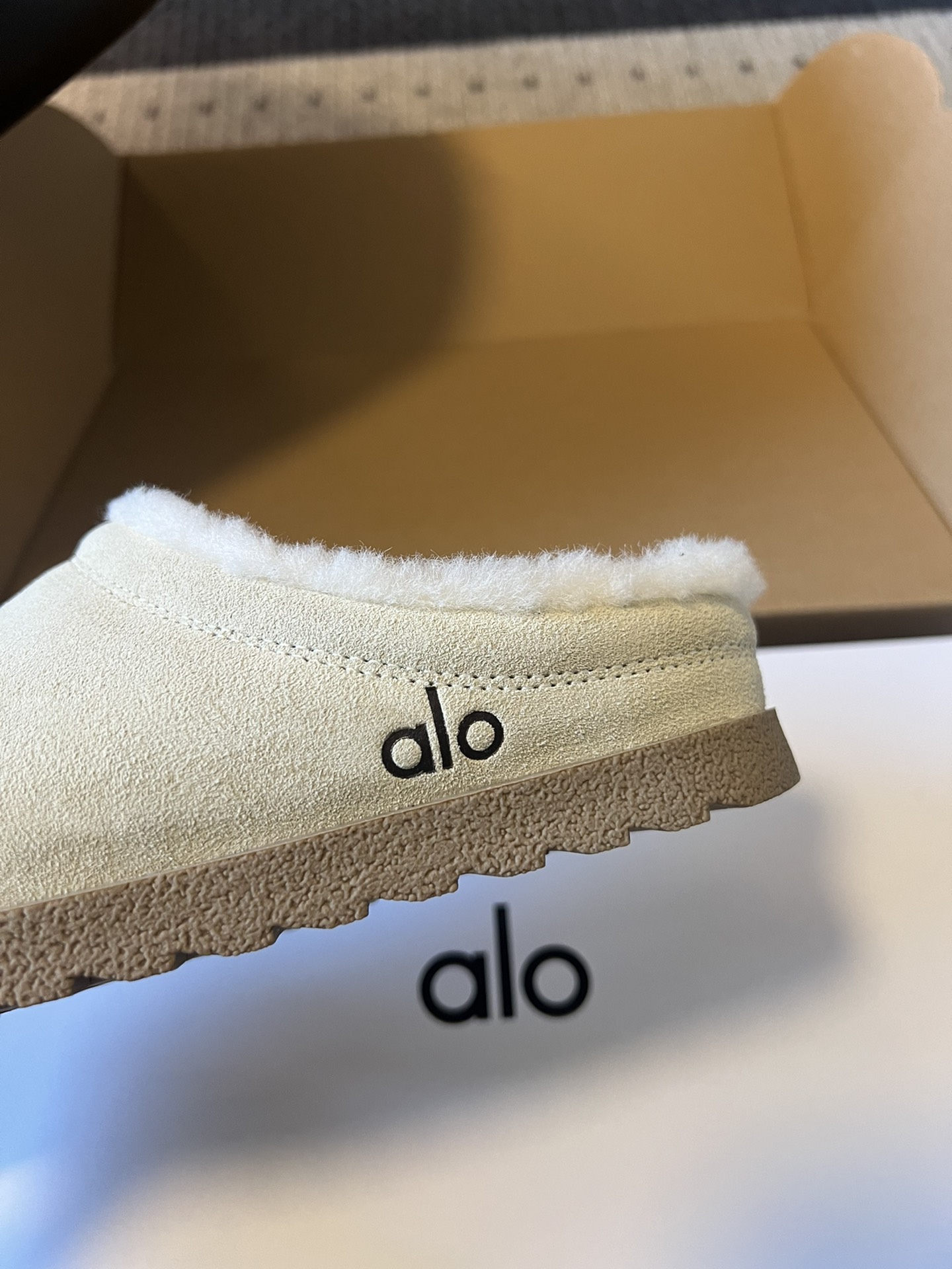alo25ss 新品休闲单鞋简约即王道 散发随性慵懒感 一脚蹬设计 轻松又自在 时髦精出街 宅家都可 拿