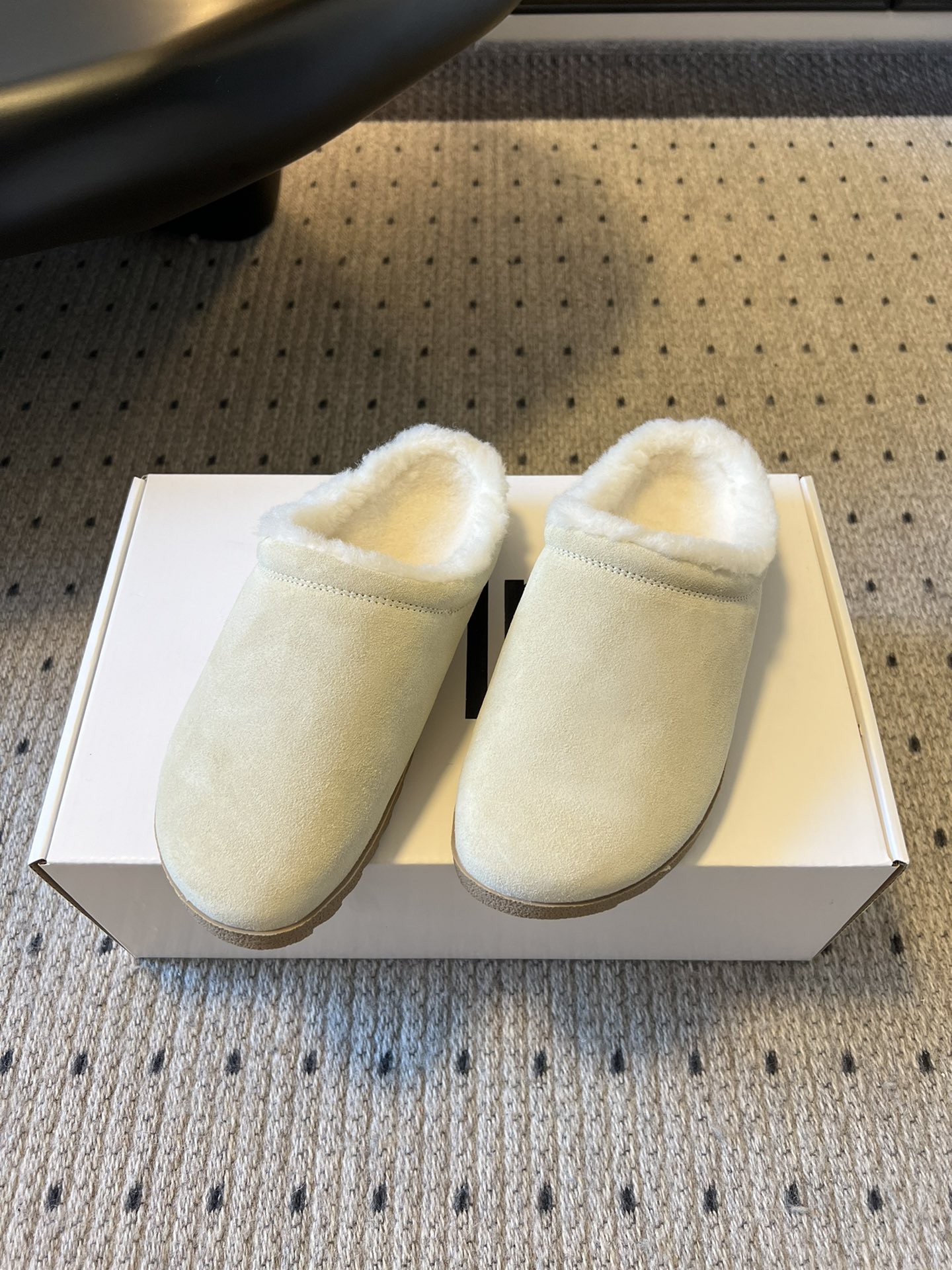 alo25ss 新品休闲单鞋简约即王道 散发随性慵懒感 一脚蹬设计 轻松又自在 时髦精出街 宅家都可 拿