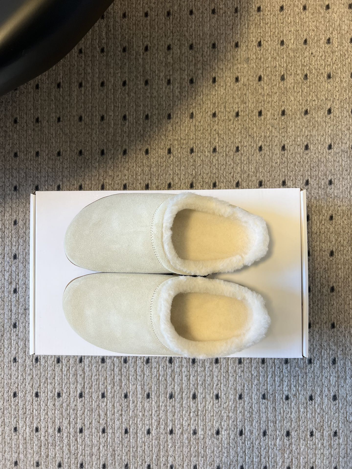 alo25ss 新品休闲单鞋简约即王道 散发随性慵懒感 一脚蹬设计 轻松又自在 时髦精出街 宅家都可 拿