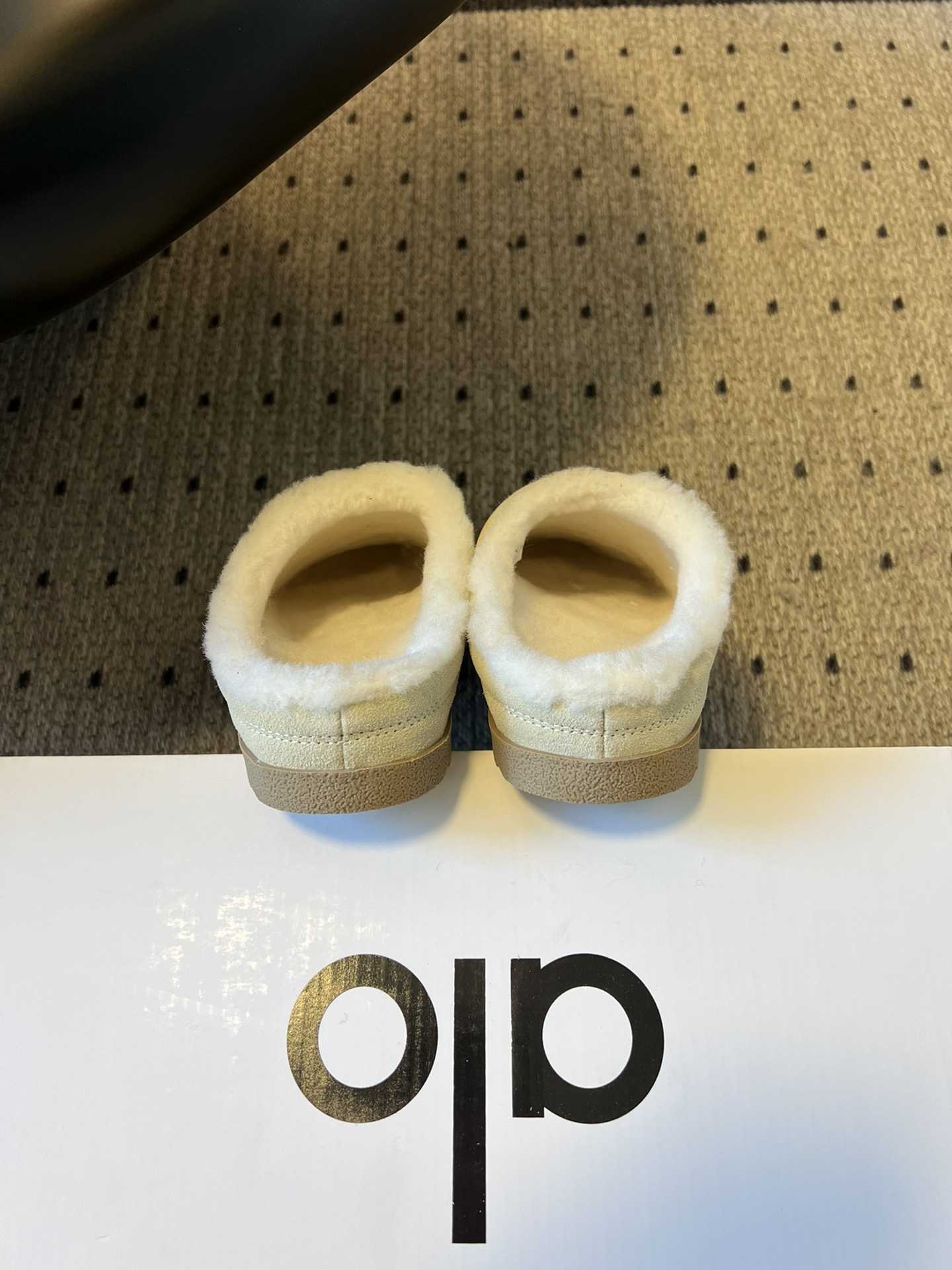 alo25ss 新品休闲单鞋简约即王道 散发随性慵懒感 一脚蹬设计 轻松又自在 时髦精出街 宅家都可 拿