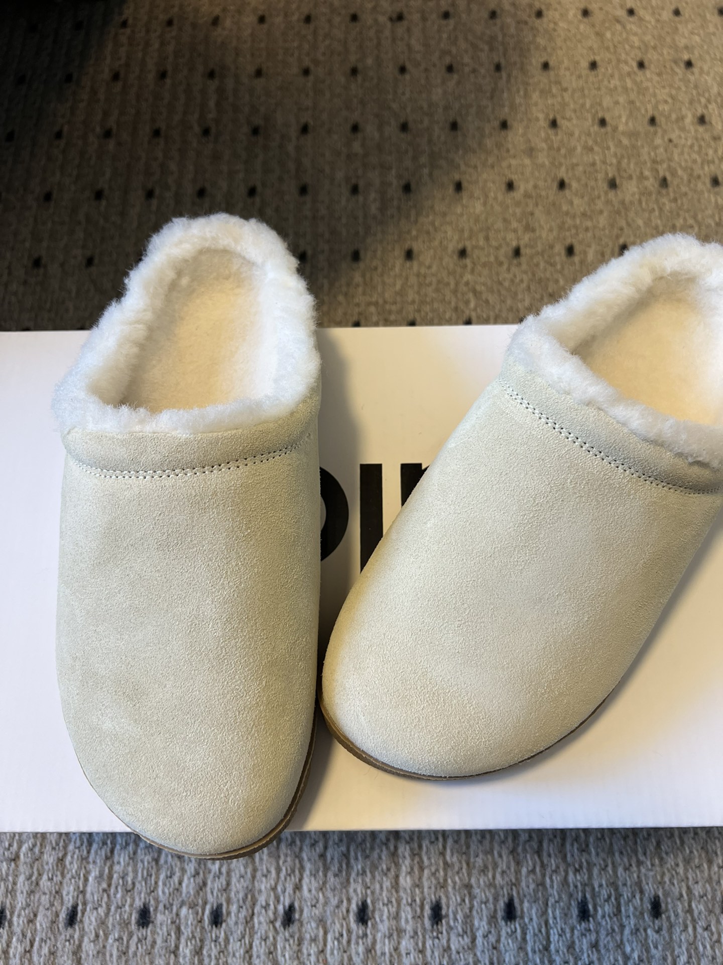 alo25ss 新品休闲单鞋简约即王道 散发随性慵懒感 一脚蹬设计 轻松又自在 时髦精出街 宅家都可 拿