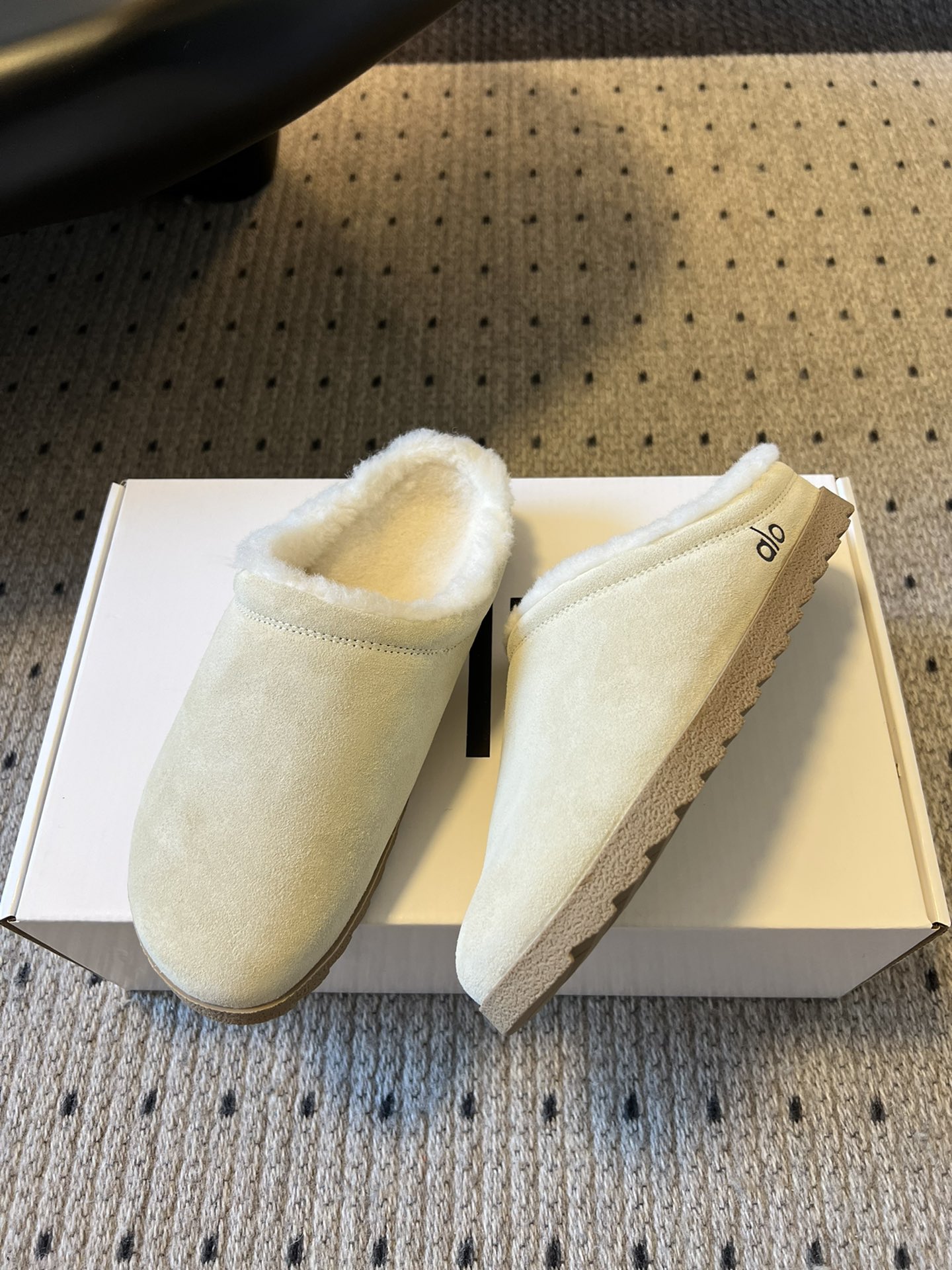alo25ss 新品休闲单鞋简约即王道 散发随性慵懒感 一脚蹬设计 轻松又自在 时髦精出街 宅家都可 拿