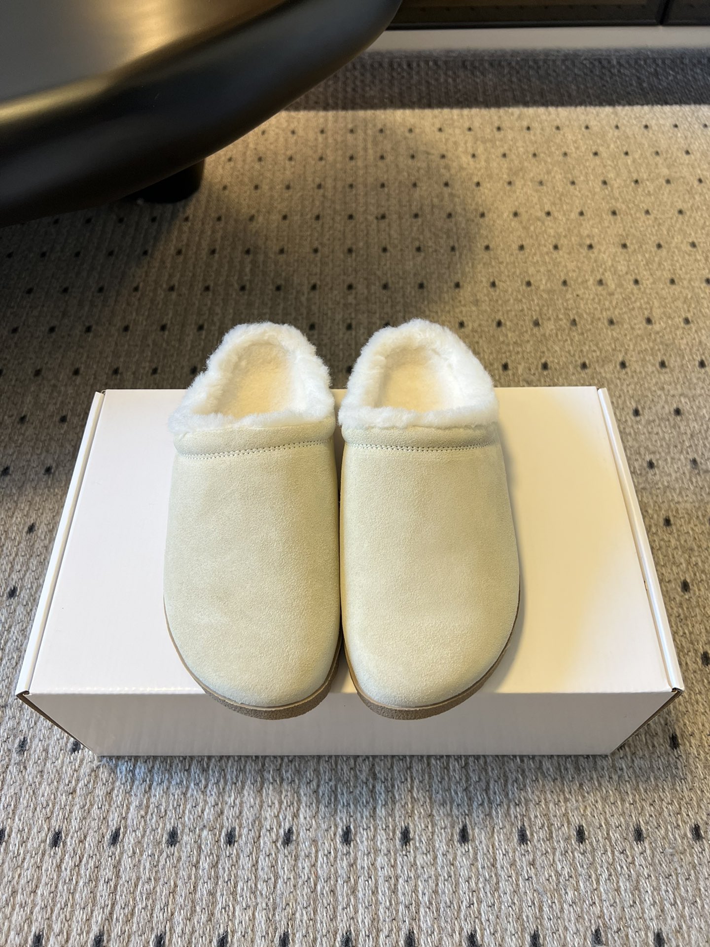 alo25ss 新品休闲单鞋简约即王道 散发随性慵懒感 一脚蹬设计 轻松又自在 时髦精出街 宅家都可 拿