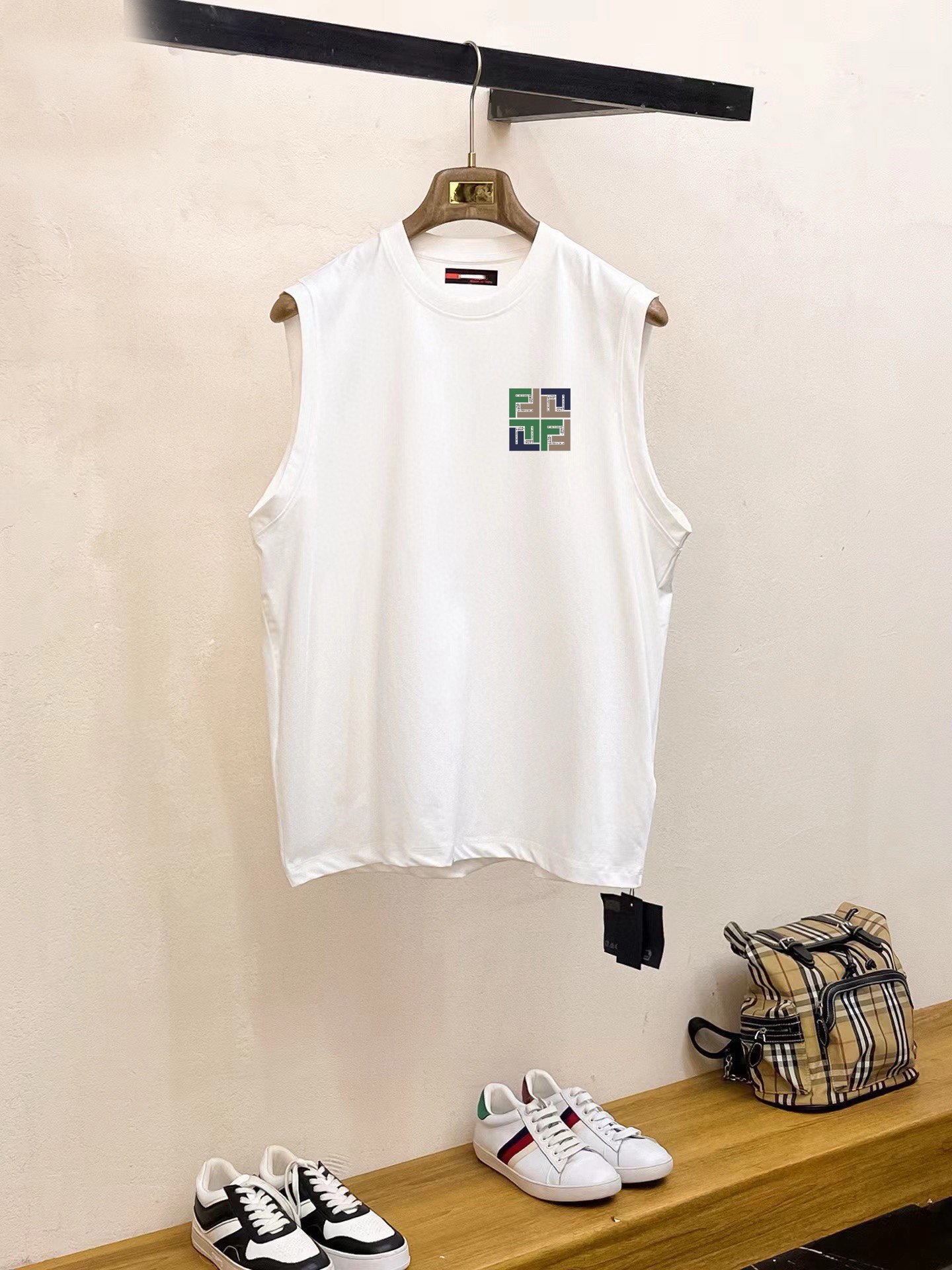 Fendi 品牌【FENDI 芬迪】2025夏季新品背心T袖 简约款式 任何人都可以轻松驾驶 进口定制丝光棉面料 手软舒适有型 吸汗透气