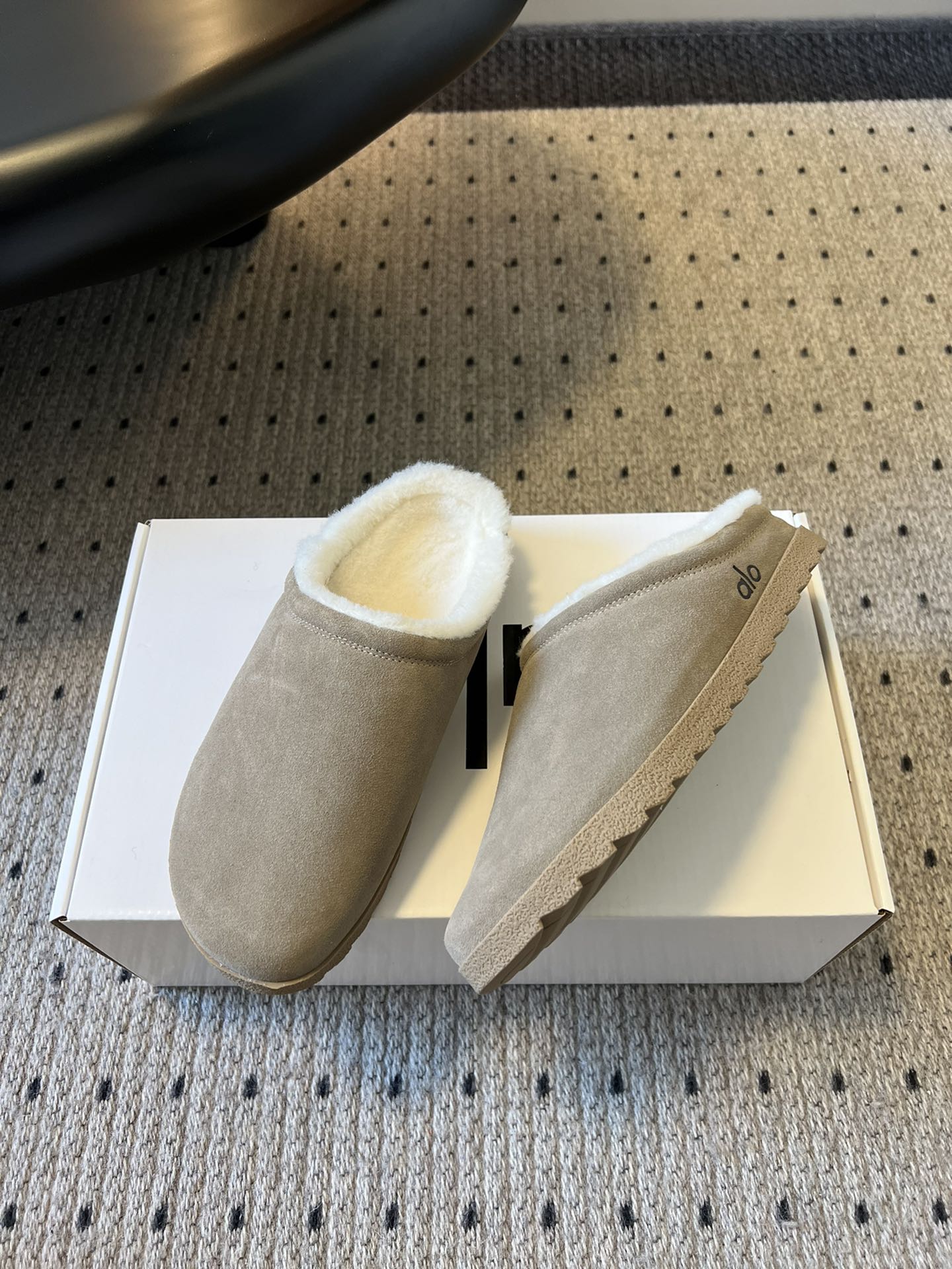alo25ss 新品休闲单鞋简约即王道 散发随性慵懒感 一脚蹬设计 轻松又自在 时髦精出街 宅家都可 拿