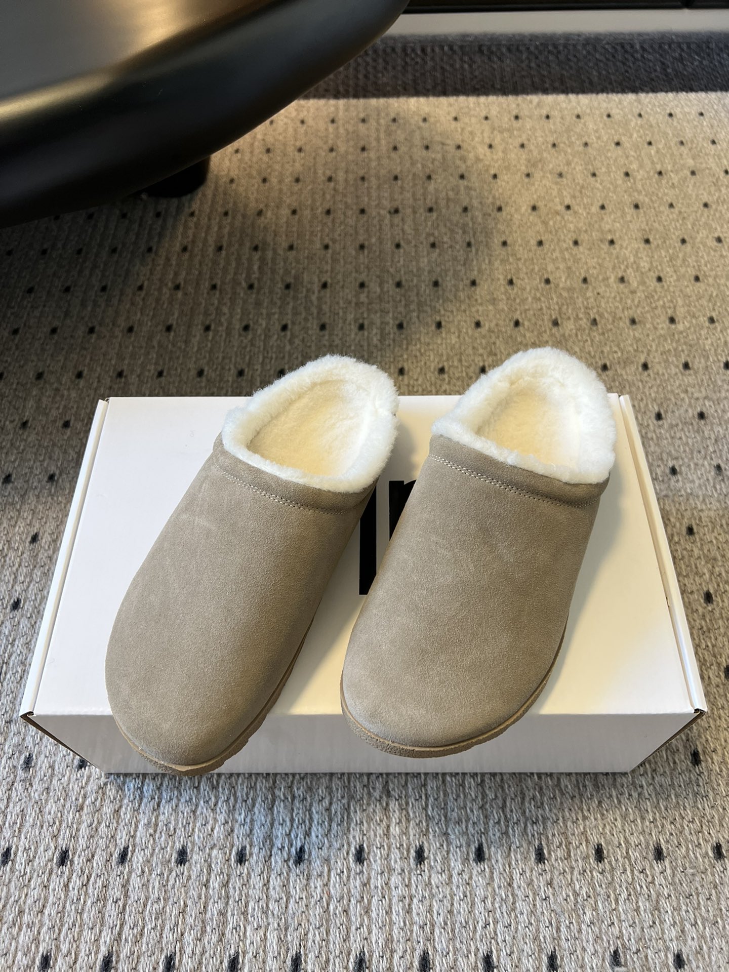 alo25ss 新品休闲单鞋简约即王道 散发随性慵懒感 一脚蹬设计 轻松又自在 时髦精出街 宅家都可 拿