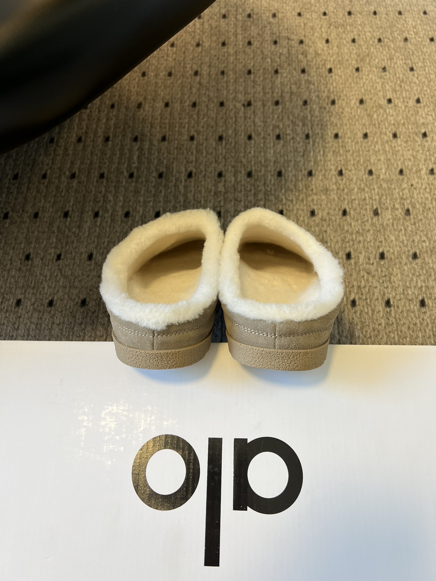 alo25ss 新品休闲单鞋简约即王道 散发随性慵懒感 一脚蹬设计 轻松又自在 时髦精出街 宅家都可 拿