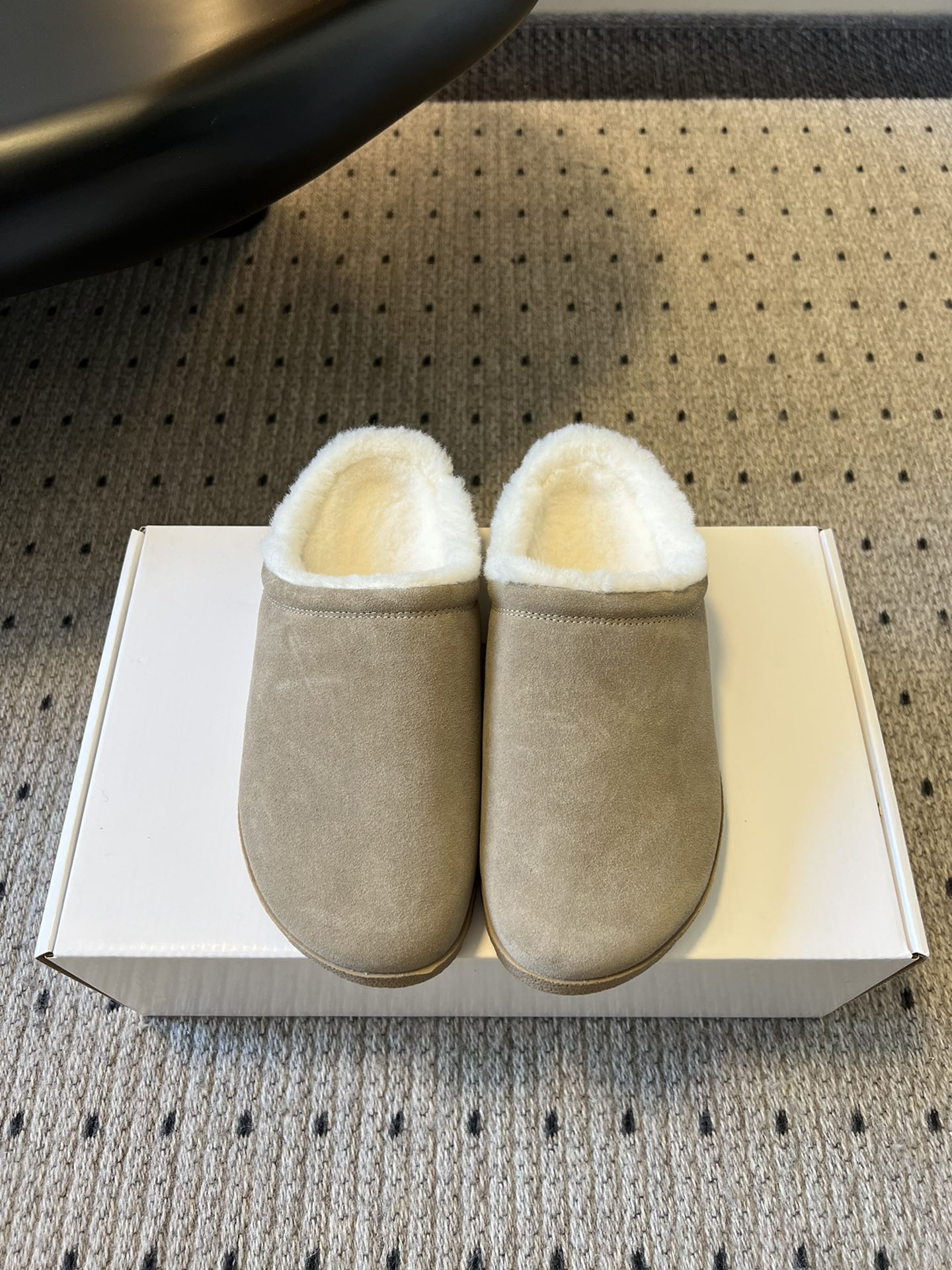 alo25ss 新品休闲单鞋简约即王道 散发随性慵懒感 一脚蹬设计 轻松又自在 时髦精出街 宅家都可 拿