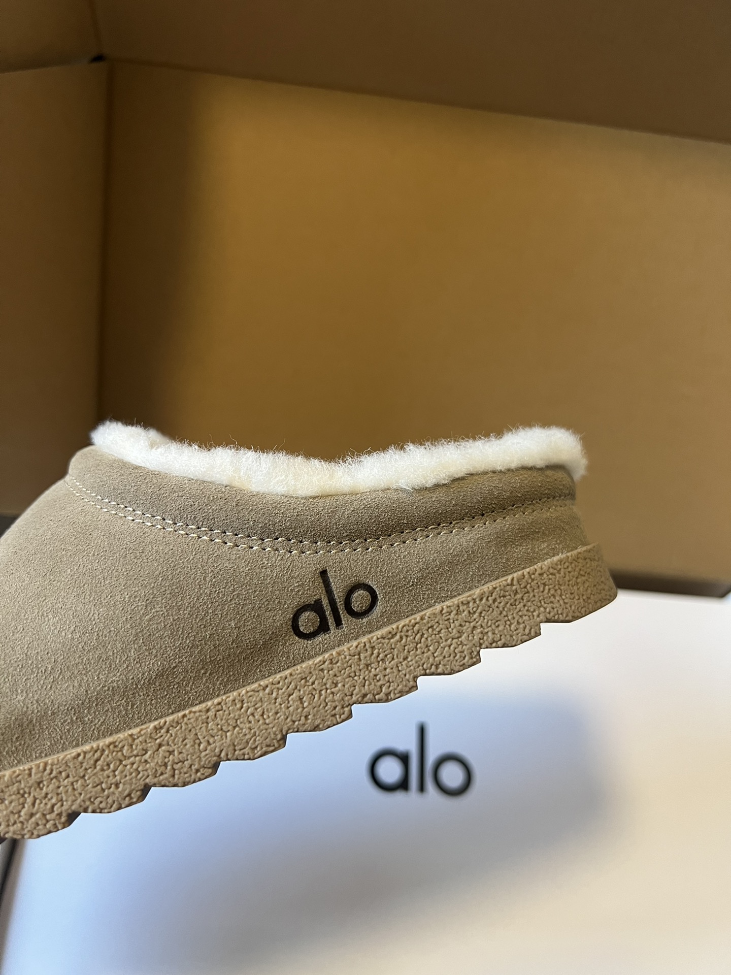 alo25ss 新品休闲单鞋简约即王道 散发随性慵懒感 一脚蹬设计 轻松又自在 时髦精出街 宅家都可 拿