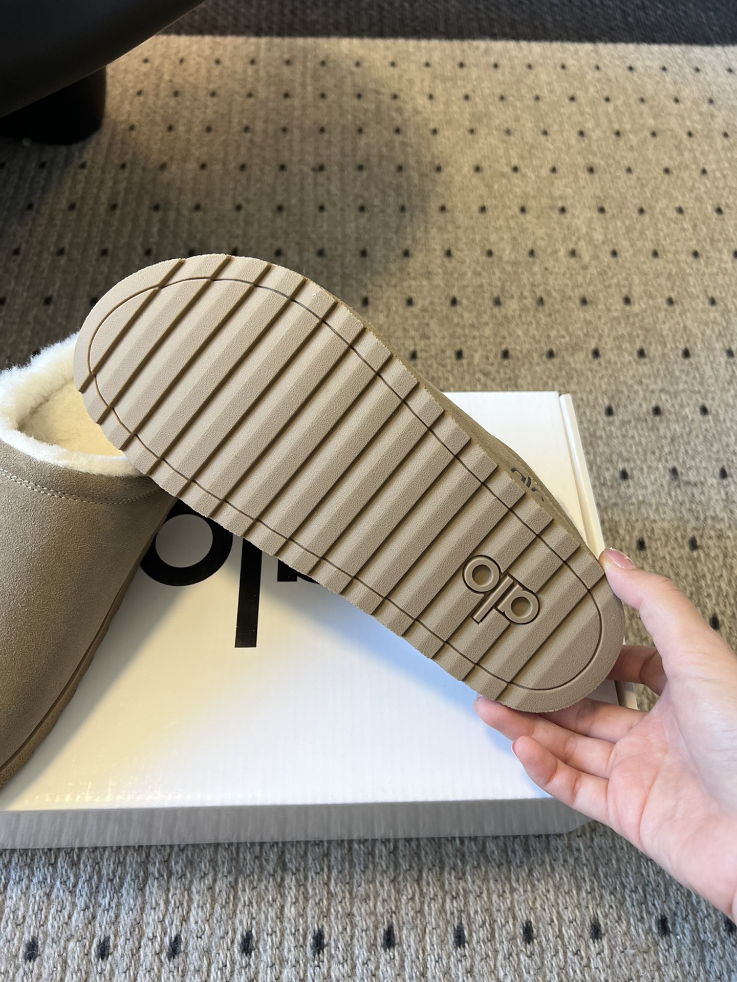 alo25ss 新品休闲单鞋简约即王道 散发随性慵懒感 一脚蹬设计 轻松又自在 时髦精出街 宅家都可 拿