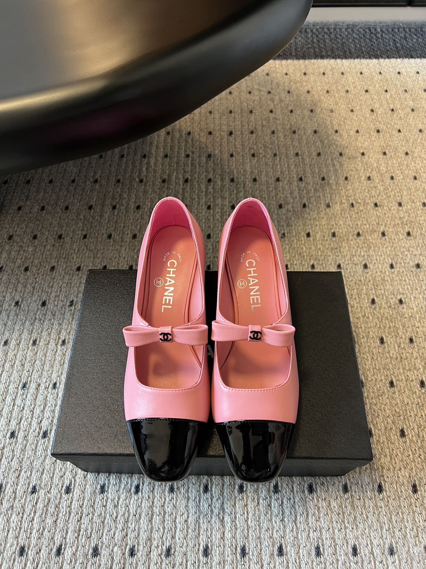 NO:487926,Top quality Chane* 25ss new Mary Jane shoes. The shoe shape is classic and elegant, using the style of Mary Jane shoes. The upper is decorated with exquisite bows and Chanel's iconic double C elements. Some styles of toe are designed in black and brown color, adding a sense of fashion and layering, and the overall exudes a retro and exquisite temperament. It can be matched with simple dresses to create an elegant and sweet French style; it can also be matched with high-waisted jeans, suit pants, etc. to create a retro and capable daily style. Whether it is participating in formal occasions or going out on the streets, it can show a unique fashion taste. Upper cow patent leather/sheepskin inner sheepskin outsole Italian genuine leather sole SIZE35-40 (40 custom-made, non-return and exchange), Mary Jane, chanel, chanel, mary  jane, skirts, jeans, business suit, sheepskin19860909顶级品质 Chane* 小香 25ss 新款玛丽珍鞋 鞋型经典优雅,采用玛丽珍鞋的款式,鞋面上有精致的蝴蝶结装饰,还带有香奈儿标志性的双C元素,部分款式鞋头采用黑棕拼色设计,增添了时尚感与层次感,整体散发着复古又精致的气质. 可搭配简约的连衣裙,营造出优雅甜美的法式风情；也能与高腰牛仔裤、西装裤等搭配,打造出复古又不失干练的日常造型,无论是参加正式场合还是日常出街,都能展现出独特的时尚品味. 鞋面牛漆皮/羊皮 内里羊皮 大底意大利真皮底 SIZE35-40（40定制不退换）,玛丽珍,chanel,chanel,mary jane,skirts,jeans,business suit,sheepskin,Women's Shoes