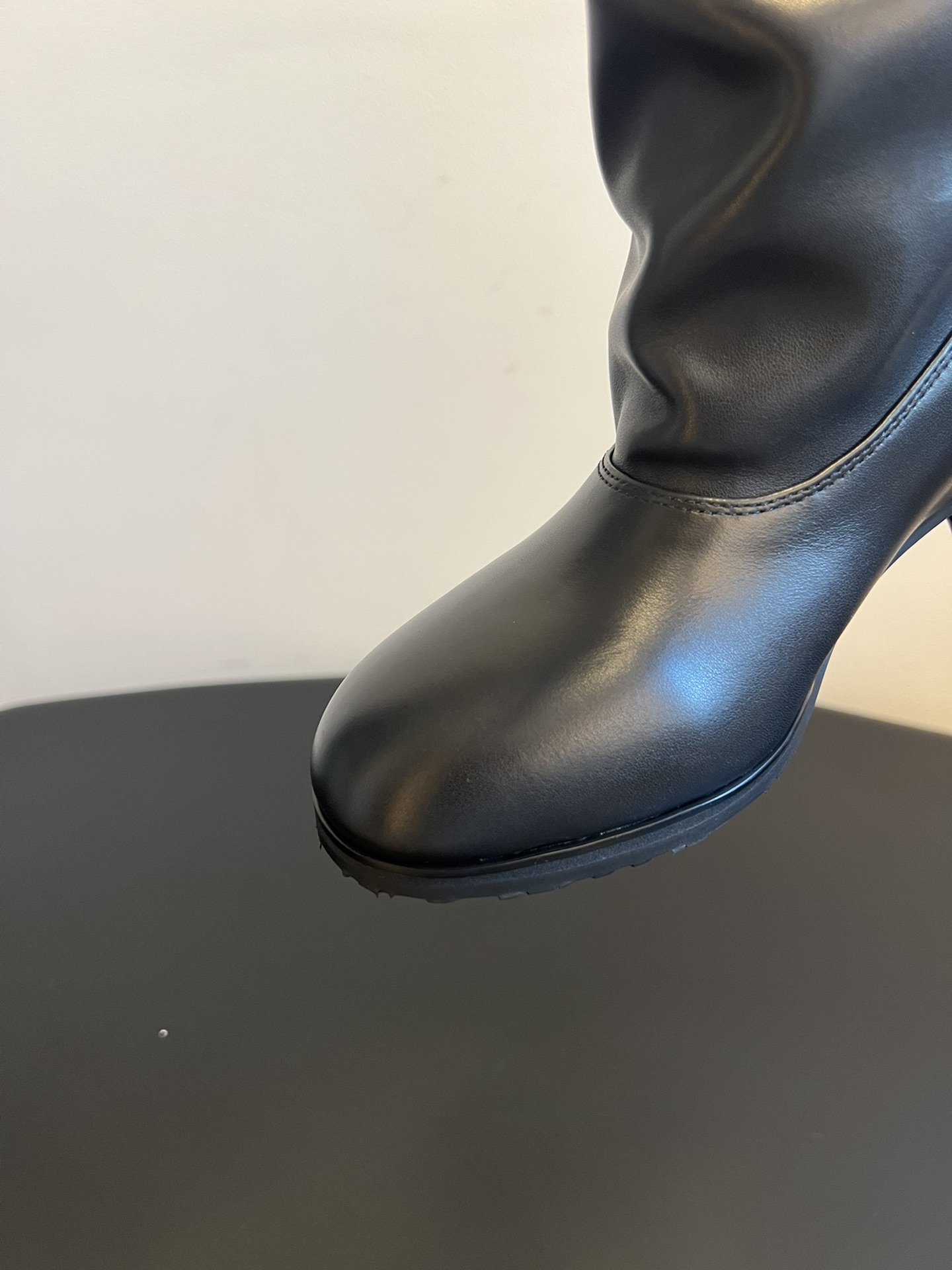 Cotem* 秋冬系列 | 25 SS 堆堆靴充分携带慵懒意志的呈现。光滑细腻的牛皮革可随意堆叠或翻折穿
