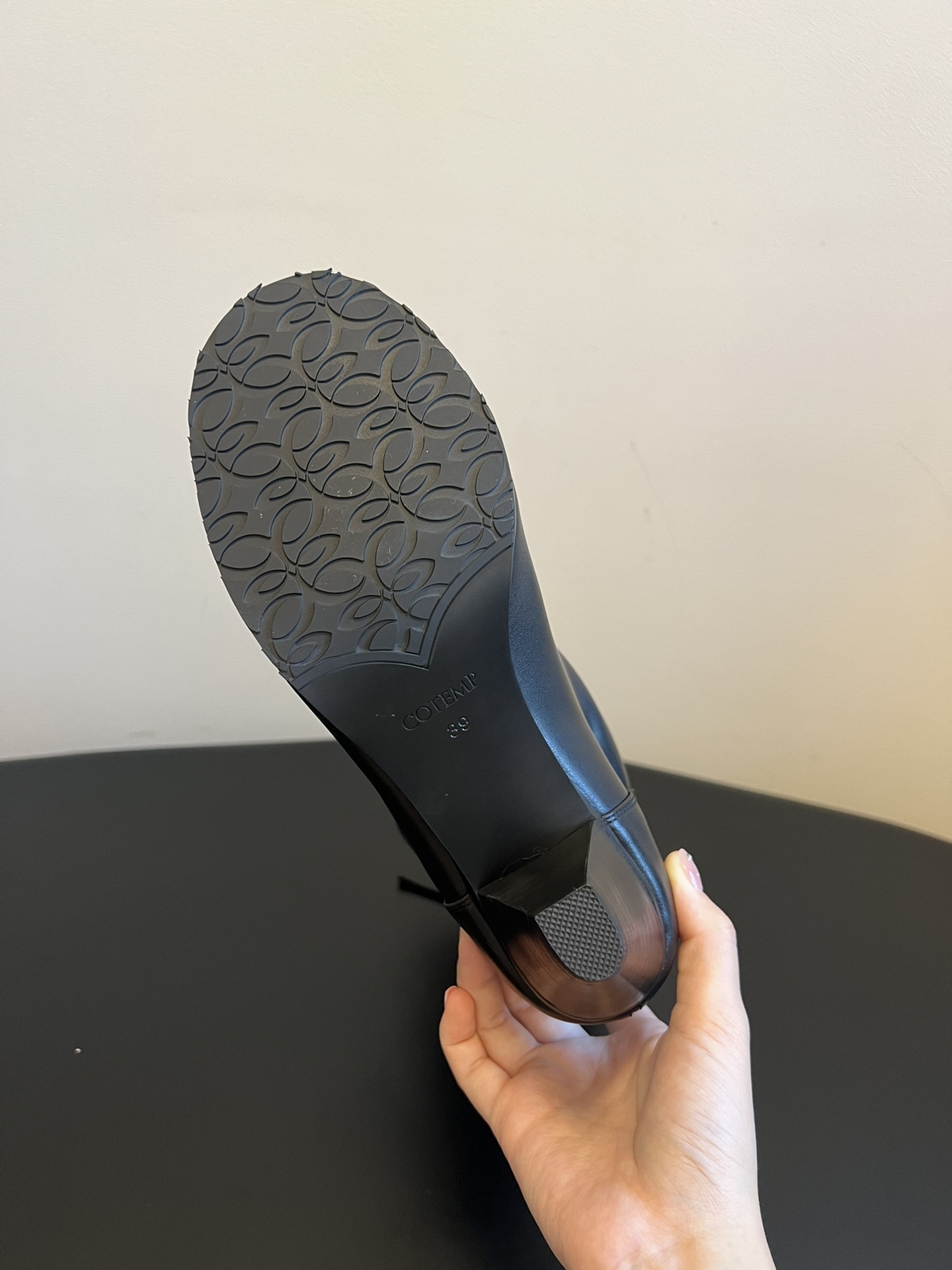 Cotem* 秋冬系列 | 25 SS 堆堆靴充分携带慵懒意志的呈现。光滑细腻的牛皮革可随意堆叠或翻折穿