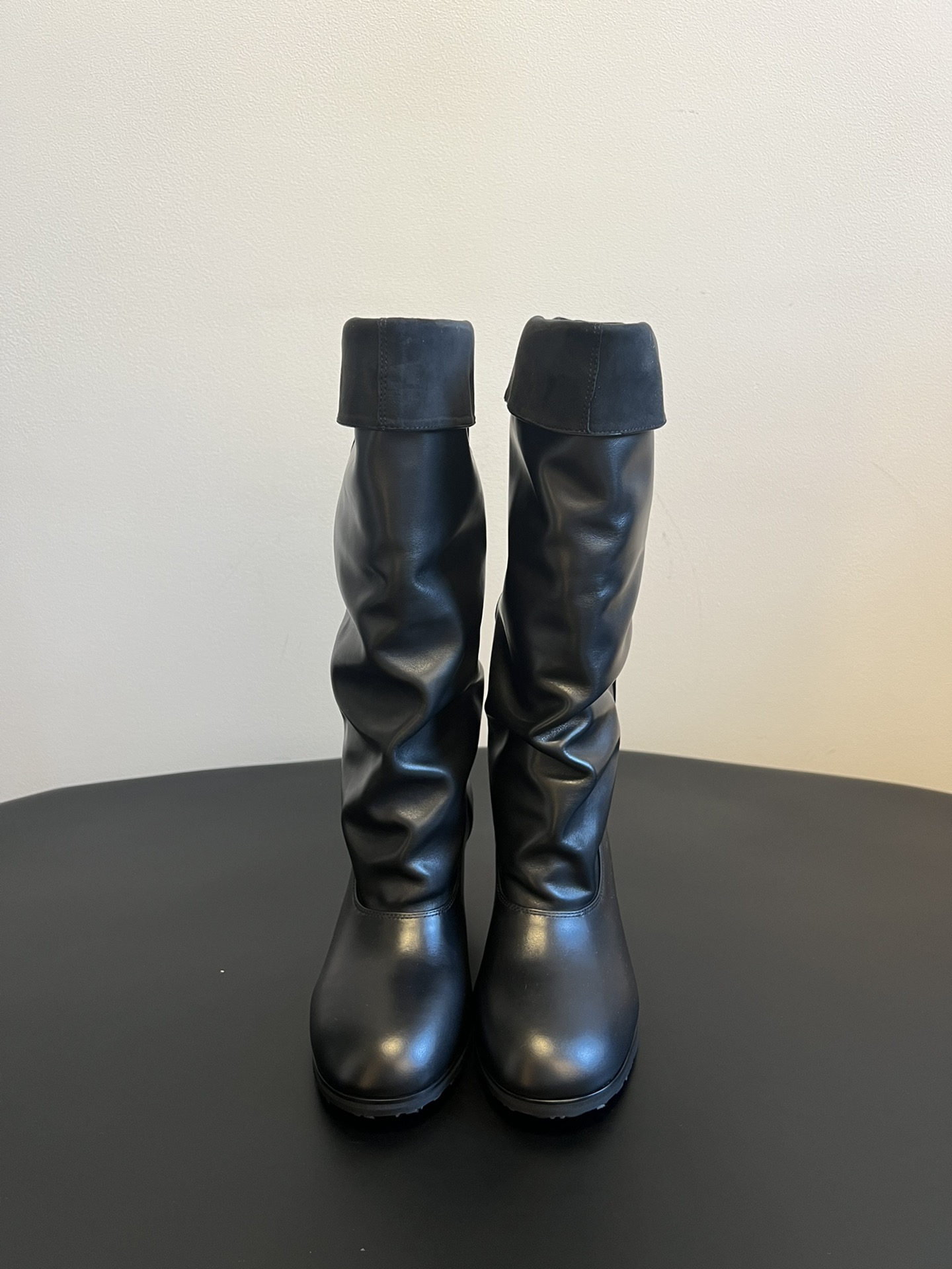 Cotem* 秋冬系列 | 25 SS 堆堆靴充分携带慵懒意志的呈现。光滑细腻的牛皮革可随意堆叠或翻折穿