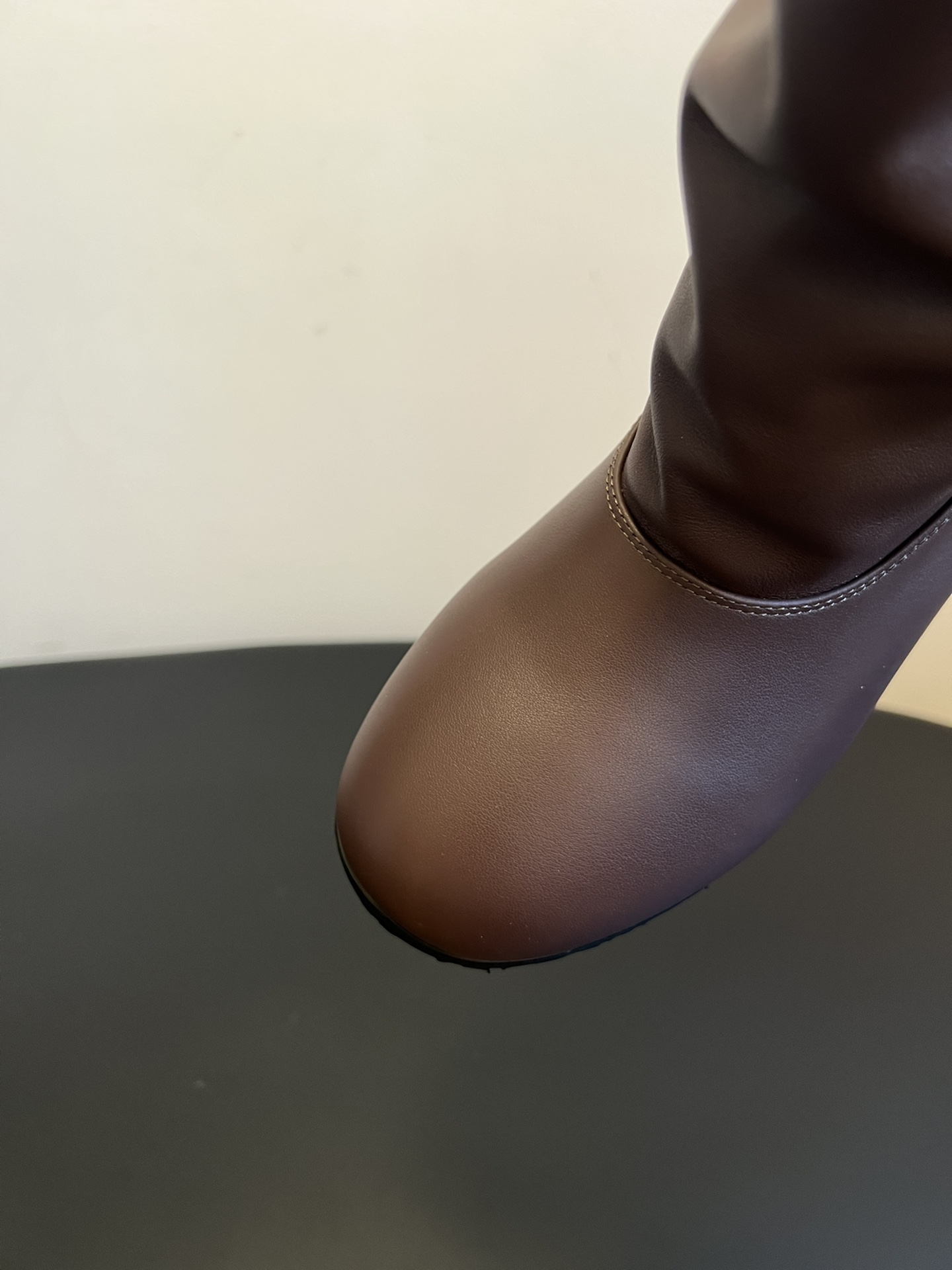 Cotem* 秋冬系列 | 25 SS 堆堆靴充分携带慵懒意志的呈现。光滑细腻的牛皮革可随意堆叠或翻折穿