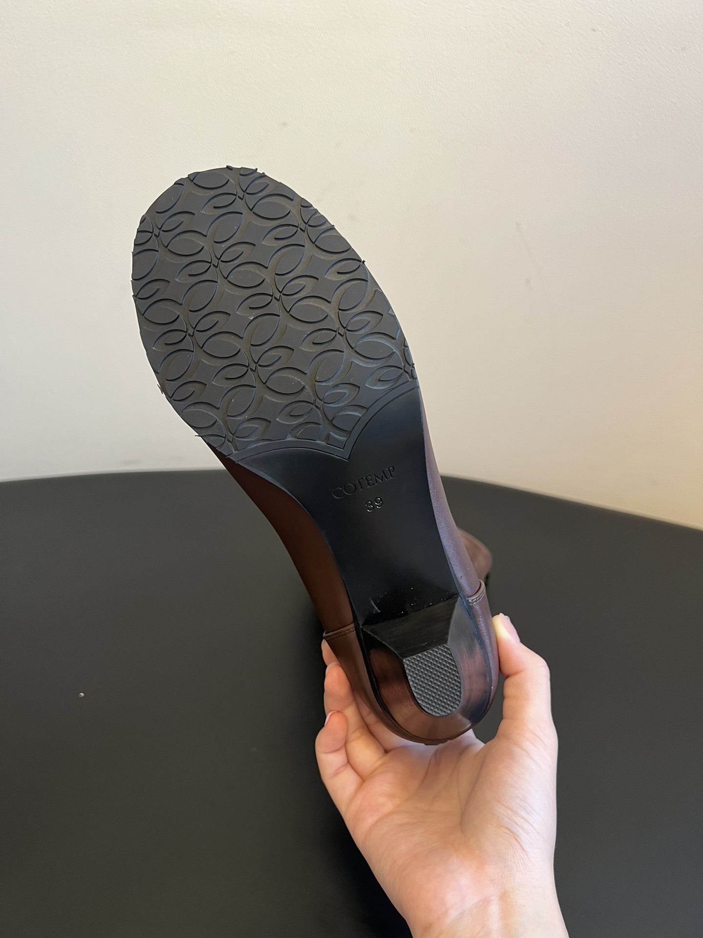 Cotem* 秋冬系列 | 25 SS 堆堆靴充分携带慵懒意志的呈现。光滑细腻的牛皮革可随意堆叠或翻折穿