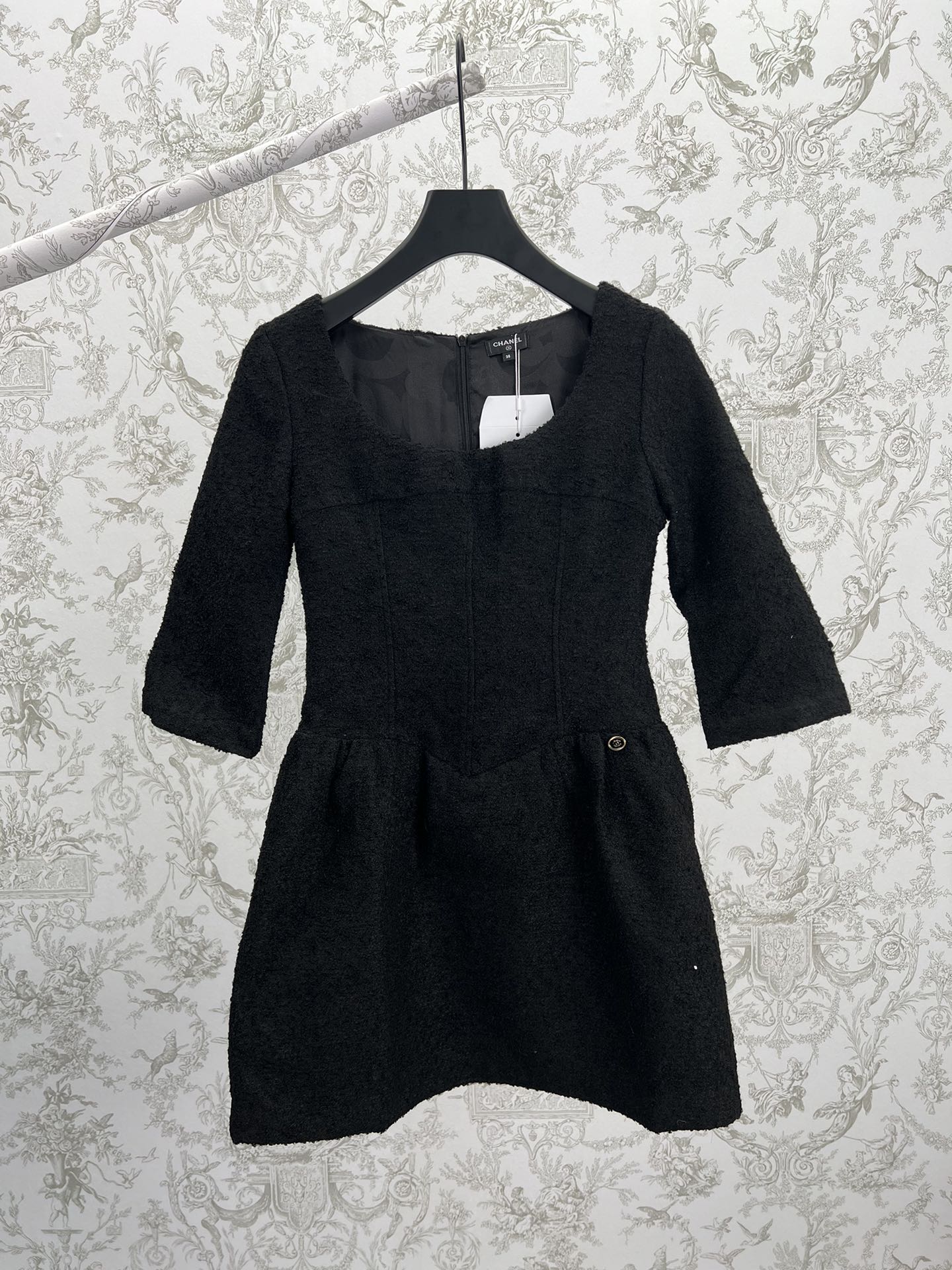 Chanel 25SS nuevo vestido de manga corta con cuello redondo. Textura tejida, cuello amplio redondo que aumenta la zona …