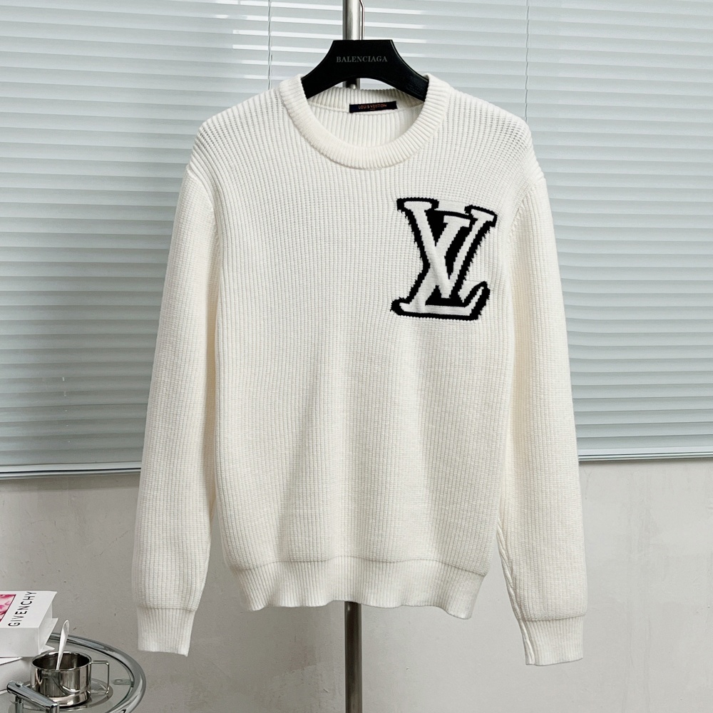 P210
T95#Louis BUTTON 路易威登logo提花针织工艺。简约廓形尽显高级质感,细腻针织面料亲肤舒适,无论是内搭衬衫打造学院风,还是单穿配阔腿裤走极简轻奢路线,都能轻松拿捏优雅氛围感。
纹理感针织提升穿搭层次,宽松版型适配各种身形,可酷飒可随性,是街头潮范与高奢格调的完美融合。
颜色:黑色 白色
码数:XS S M L