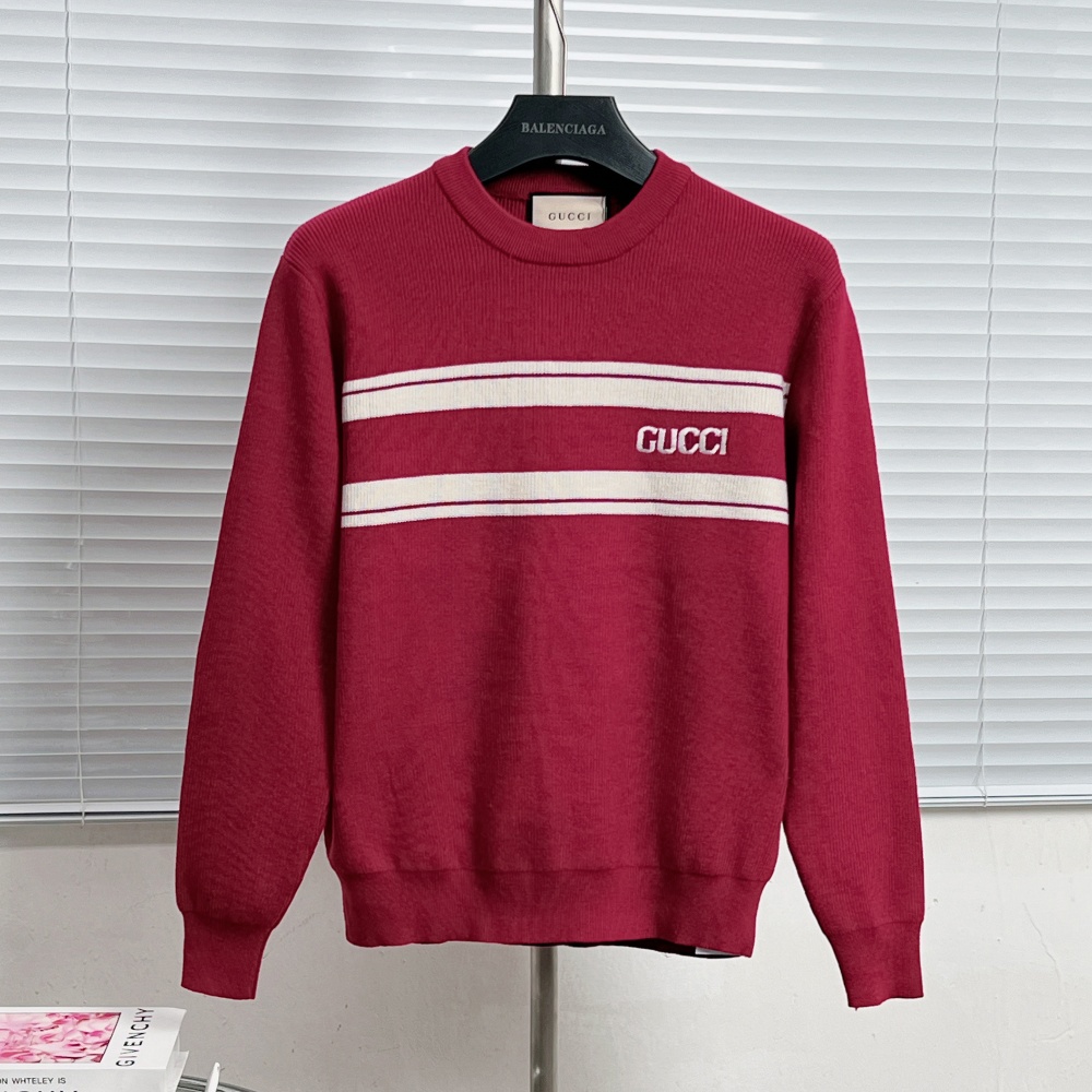 P220




T99#
GUCCI古驰 logo提花工艺针织长袖圆领毛衣 .经典双条纹元素以高定针织工艺。简约大气。
颜色：黑色 红色
码数：XS S M L