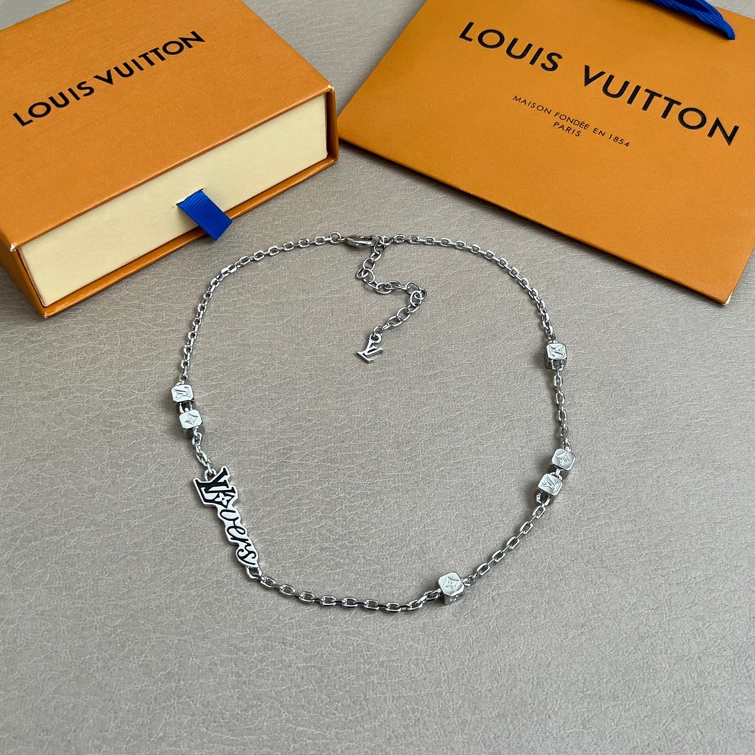 p148 LV 项链🔹🔹Louis Vuitton 路易威登🔹专柜一致材质 火爆款出货 设计独特 复古前卫 男神、美女必备。