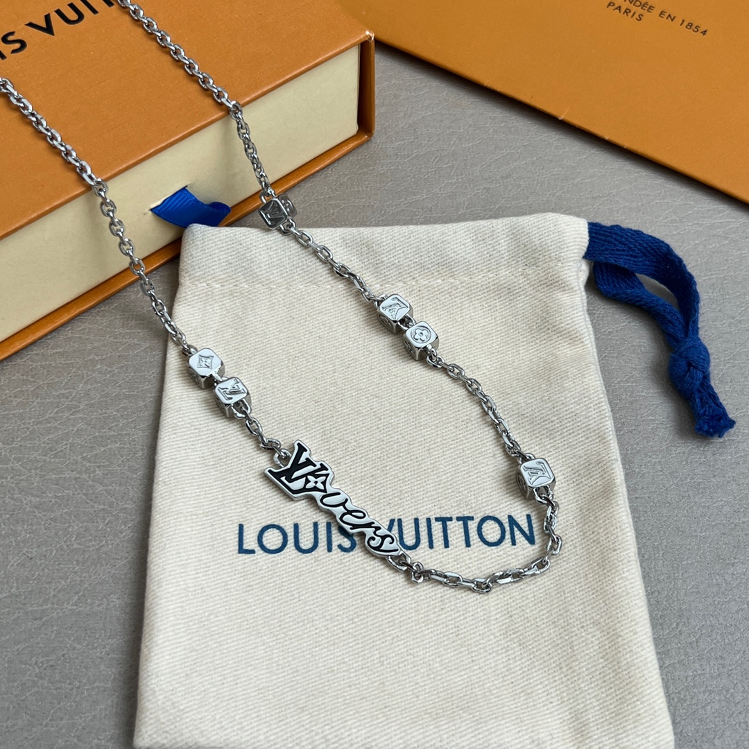 p148 LV 项链🔹🔹Louis Vuitton 路易威登🔹专柜一致材质 火爆款出货 设计独特 复古前卫 男神、美女必备。