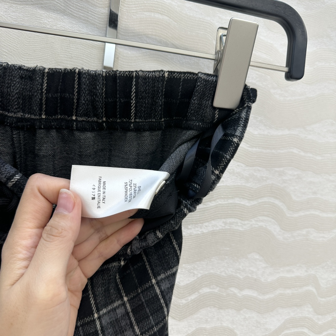 独家首发❤️客定爆单，品质控长期主义穿搭！高定进口TR棉绒格纹弯刀裤！独定定制重磅克重品牌单面料质感殷实
