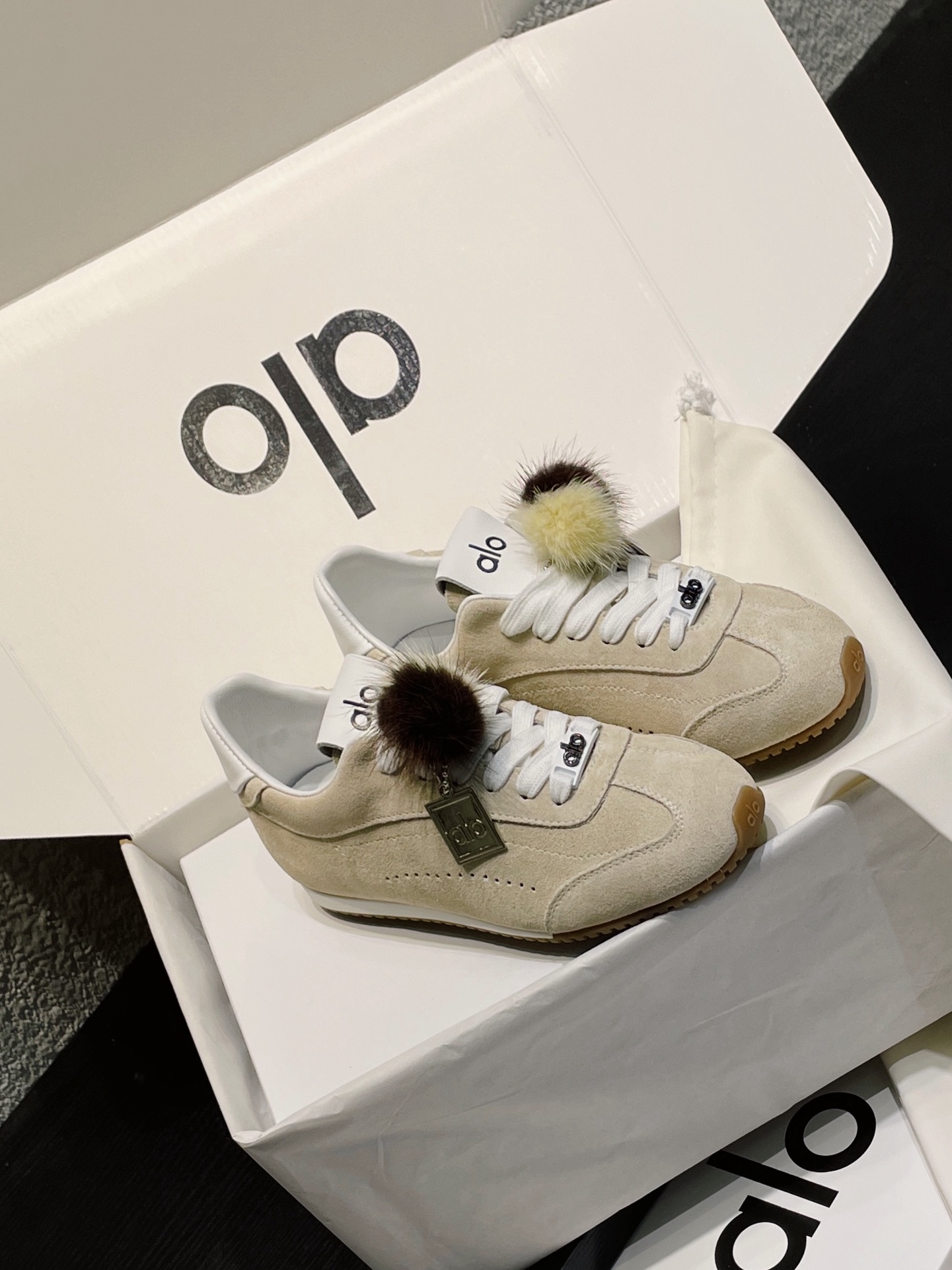 NO:489091,AIo yoga·alo super hot training shoes color mink hair ball hardware accessories This pair of shoes cleverly combines traditional and modern elements to show a different style. The high-quality leather material ensures the quality and comfort of the shoes. The exquisite stitching process and high-quality rubber soles make the shoes more fashionable and practical. Fabric top layer cowhide matte leather inner sheepskin soles TU accessories hardware plaque + mink hair decoration Size: 35-39 (40-41), casual shoes/sports shoes, sneakers, cowhide, sheepskin19860909AIo yoga·alo超火德训鞋彩色貂毛球五金配件 这双鞋子巧妙地融合了传统与现代元素,展现出别样的风格.优质的皮革材质保证了鞋子的品质和舒适度.精致的车缝线工艺和高质量的橡胶材质鞋底让这双鞋子更具时尚感和实用性. 面料头层牛皮磨砂皮 内里羊皮里 鞋底TU 配件五金挂牌+貂毛装饰 码数:35-39（40-41）,休闲鞋/运动鞋,sneakers,cowhide,sheepskin,Women's Shoes