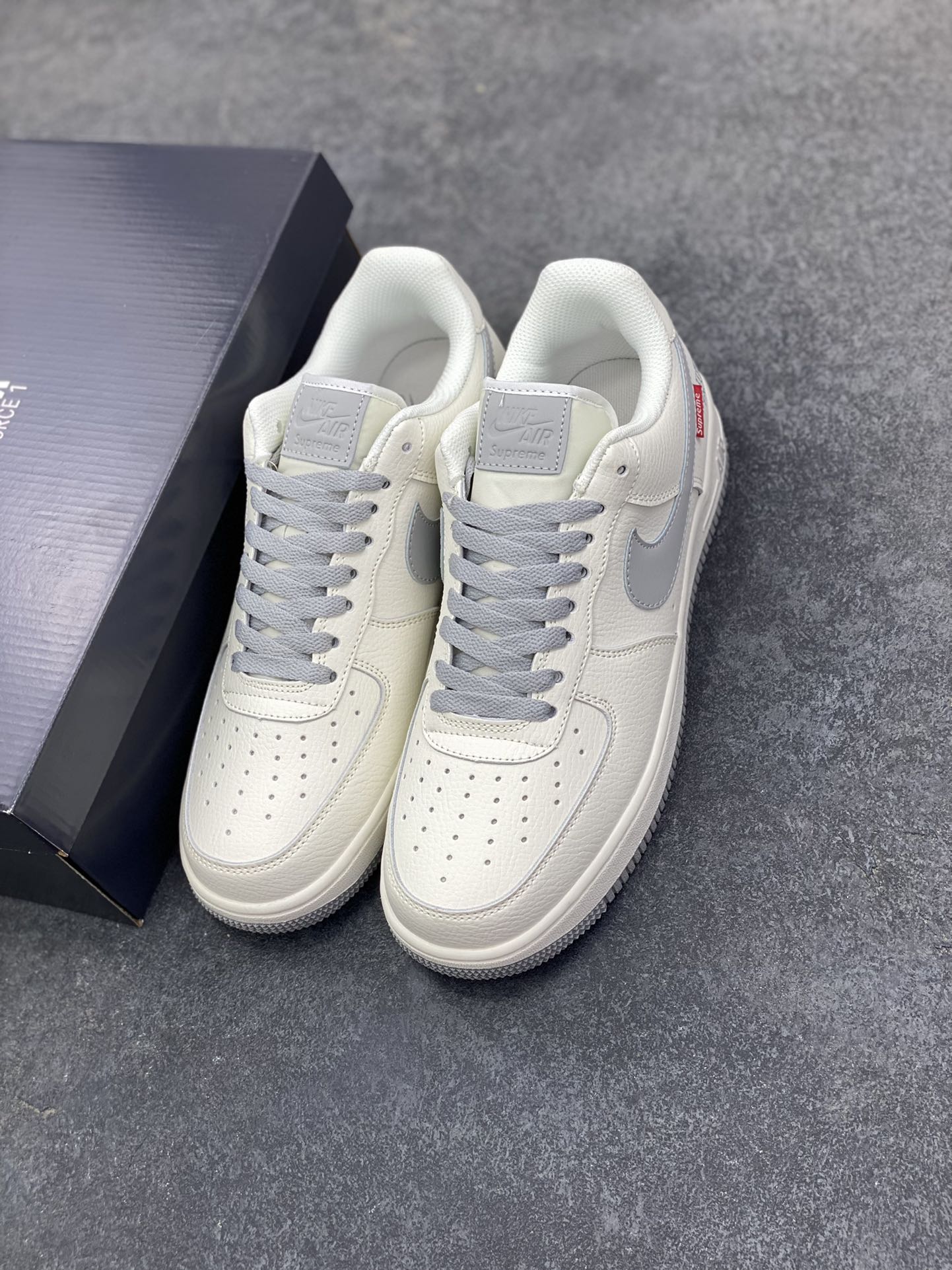图片[8]-Nike Air Force 1 Low 空军一号低帮百搭休闲运动板鞋。柔软、弹性十足的缓震性能和出色的中底设计，横跨复古与现代的外型结合，造就出风靡全球三十多年的Force 1，直到今天还深受青睐。 货号：DF0180-007 尺码：36 36.5 37.5 38 38.5 39 40 40.5 41 42 42.5 43 44 44.5 45-选品中心