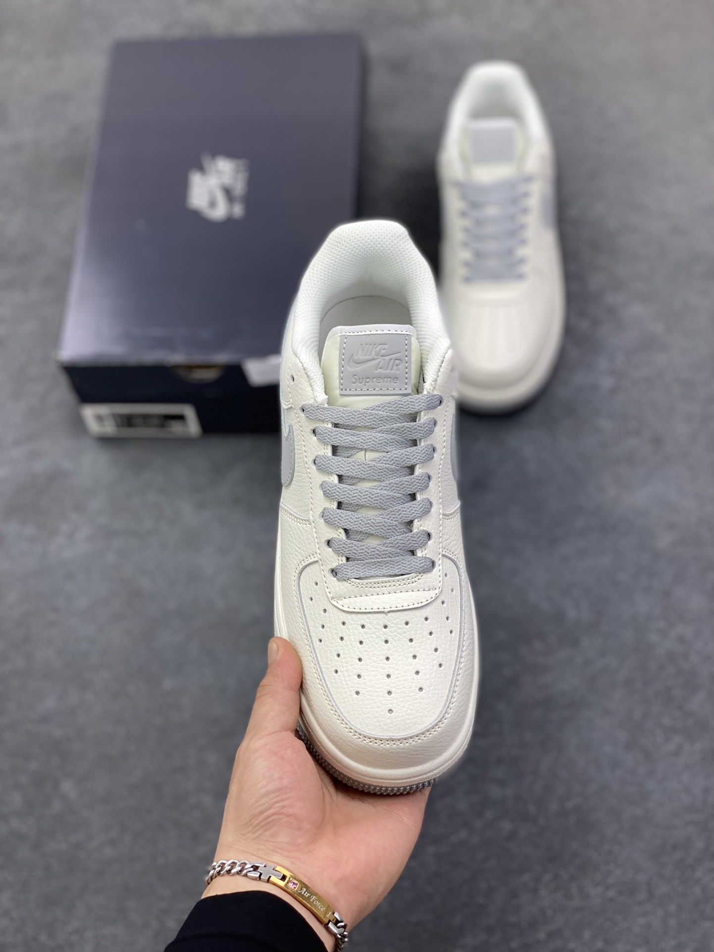 图片[2]-Nike Air Force 1 Low 空军一号低帮百搭休闲运动板鞋。柔软、弹性十足的缓震性能和出色的中底设计，横跨复古与现代的外型结合，造就出风靡全球三十多年的Force 1，直到今天还深受青睐。 货号：DF0180-007 尺码：36 36.5 37.5 38 38.5 39 40 40.5 41 42 42.5 43 44 44.5 45-选品中心