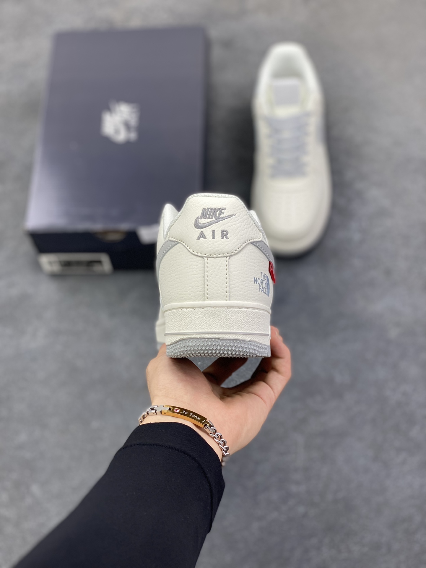 图片[4]-Nike Air Force 1 Low 空军一号低帮百搭休闲运动板鞋。柔软、弹性十足的缓震性能和出色的中底设计，横跨复古与现代的外型结合，造就出风靡全球三十多年的Force 1，直到今天还深受青睐。 货号：DF0180-007 尺码：36 36.5 37.5 38 38.5 39 40 40.5 41 42 42.5 43 44 44.5 45-选品中心