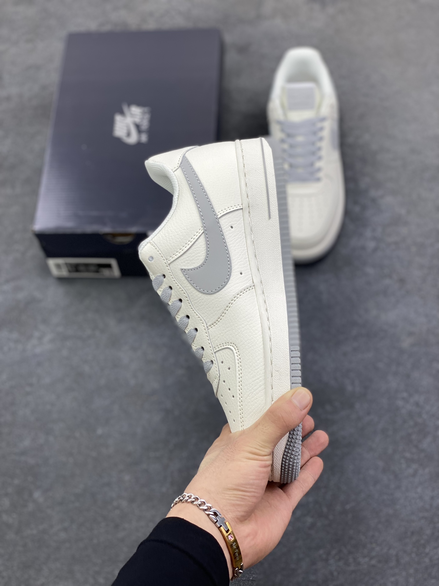 图片[3]-Nike Air Force 1 Low 空军一号低帮百搭休闲运动板鞋。柔软、弹性十足的缓震性能和出色的中底设计，横跨复古与现代的外型结合，造就出风靡全球三十多年的Force 1，直到今天还深受青睐。 货号：DF0180-007 尺码：36 36.5 37.5 38 38.5 39 40 40.5 41 42 42.5 43 44 44.5 45-选品中心