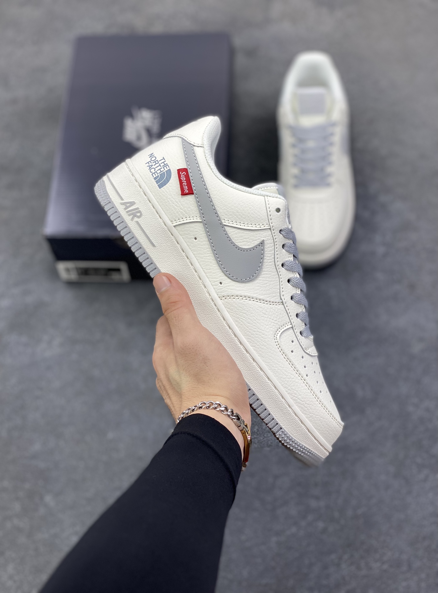 Nike Air Force 1 Low 空军一号低帮百搭休闲运动板鞋。柔软、弹性十足的缓震性能和出色的中底设计，横跨复古与现代的外型结合，造就出风靡全球三十多年的Force 1，直到今天还深受青睐。 货号：DF0180-007 尺码：36 36.5 37.5 38 38.5 39 40 40.5 41 42 42.5 43 44 44.5 45-选品中心