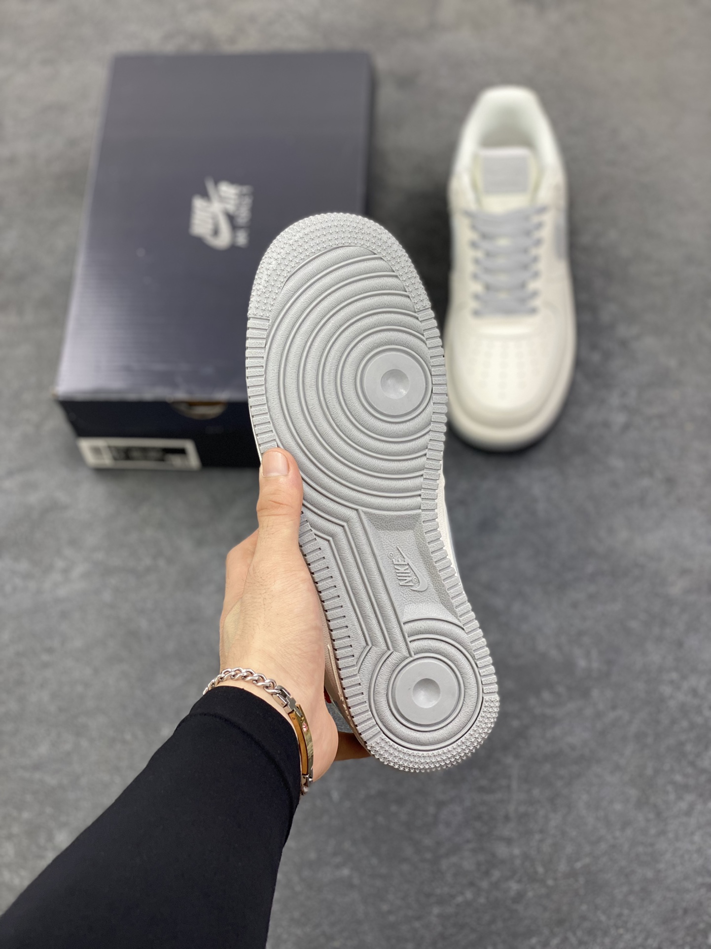 图片[5]-Nike Air Force 1 Low 空军一号低帮百搭休闲运动板鞋。柔软、弹性十足的缓震性能和出色的中底设计，横跨复古与现代的外型结合，造就出风靡全球三十多年的Force 1，直到今天还深受青睐。 货号：DF0180-007 尺码：36 36.5 37.5 38 38.5 39 40 40.5 41 42 42.5 43 44 44.5 45-选品中心