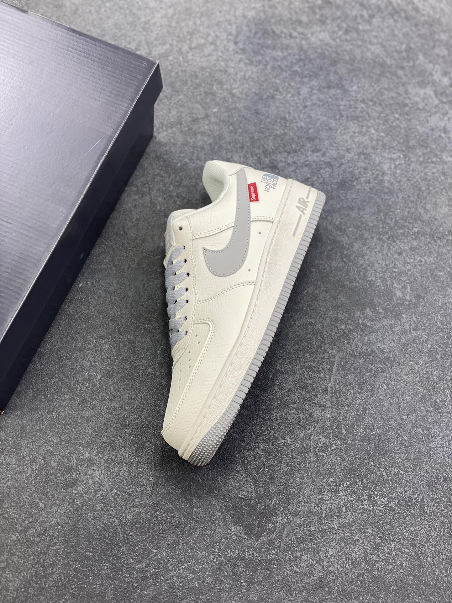 图片[7]-Nike Air Force 1 Low 空军一号低帮百搭休闲运动板鞋。柔软、弹性十足的缓震性能和出色的中底设计，横跨复古与现代的外型结合，造就出风靡全球三十多年的Force 1，直到今天还深受青睐。 货号：DF0180-007 尺码：36 36.5 37.5 38 38.5 39 40 40.5 41 42 42.5 43 44 44.5 45-选品中心