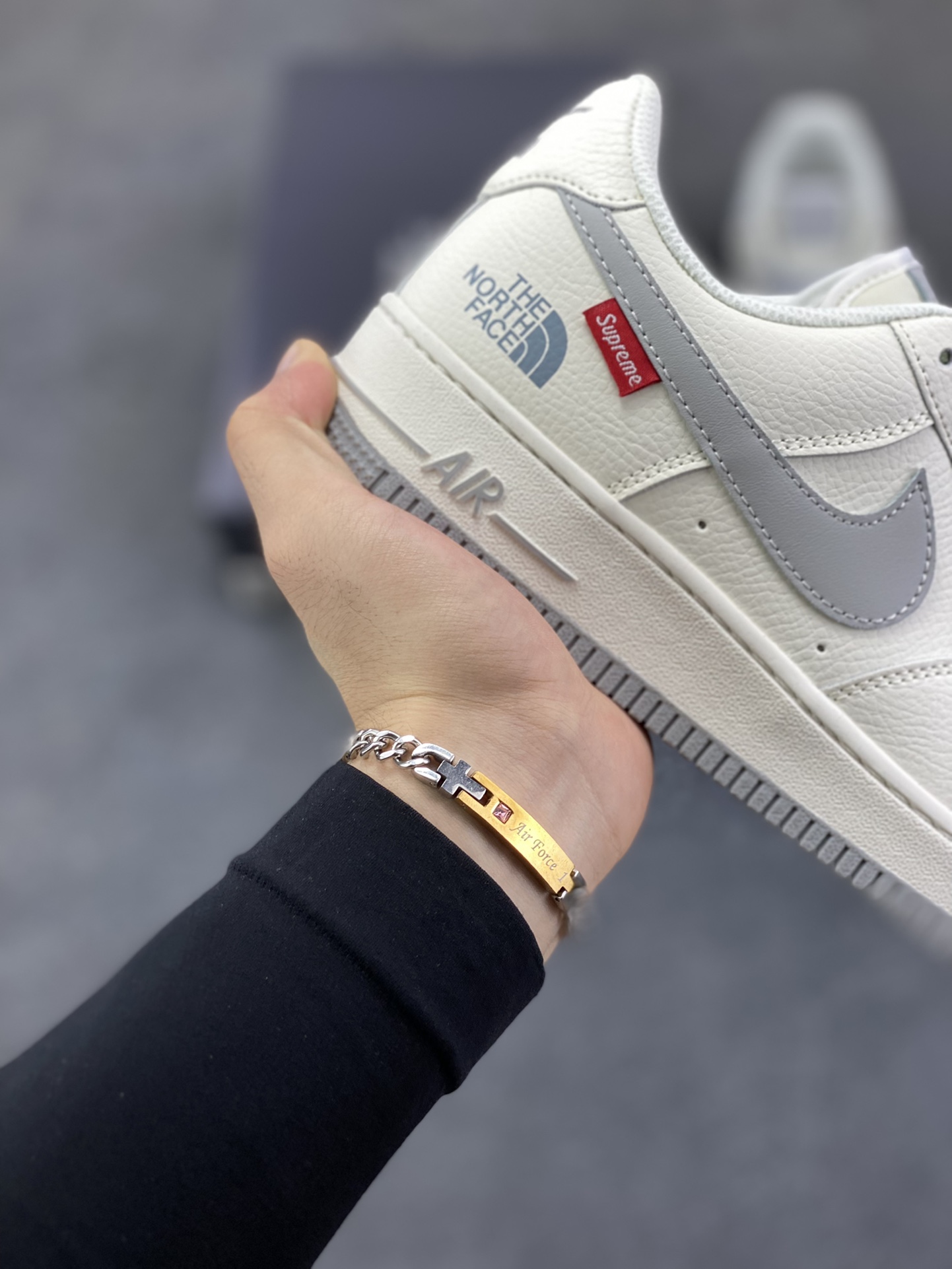 图片[6]-Nike Air Force 1 Low 空军一号低帮百搭休闲运动板鞋。柔软、弹性十足的缓震性能和出色的中底设计，横跨复古与现代的外型结合，造就出风靡全球三十多年的Force 1，直到今天还深受青睐。 货号：DF0180-007 尺码：36 36.5 37.5 38 38.5 39 40 40.5 41 42 42.5 43 44 44.5 45-选品中心