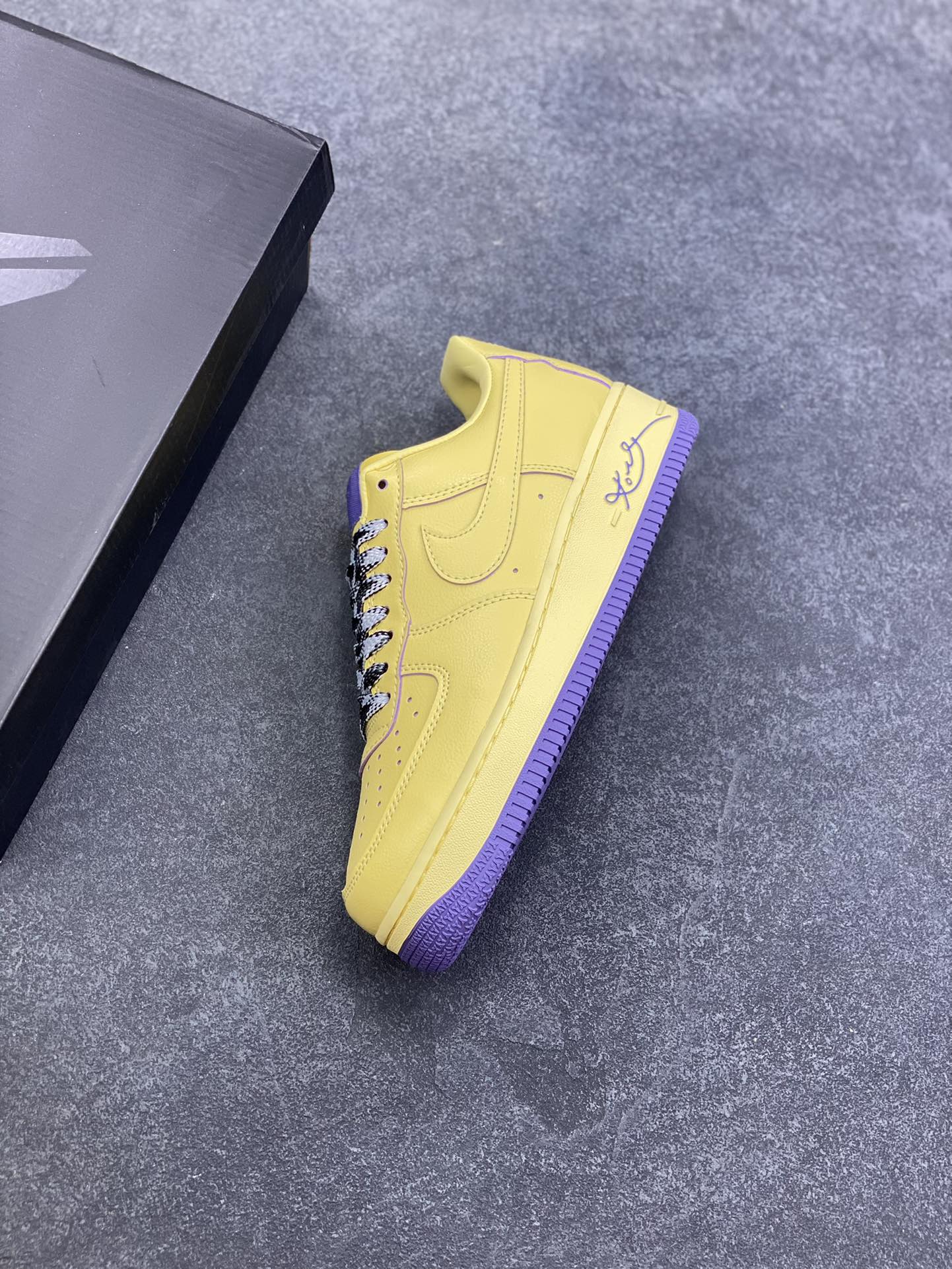图片[7]-Nike Air Force 1 Low 空军一号低帮百搭休闲运动板鞋。柔软、弹性十足的缓震性能和出色的中底设计，横跨复古与现代的外型结合，造就出风靡全球三十多年的Force 1，直到今天还深受青睐。 货号：HV9408-700 尺码：36 36.5 37.5 38 38.5 39 40 40.5 41 42 42.5 43 44 44.5 45-选品中心